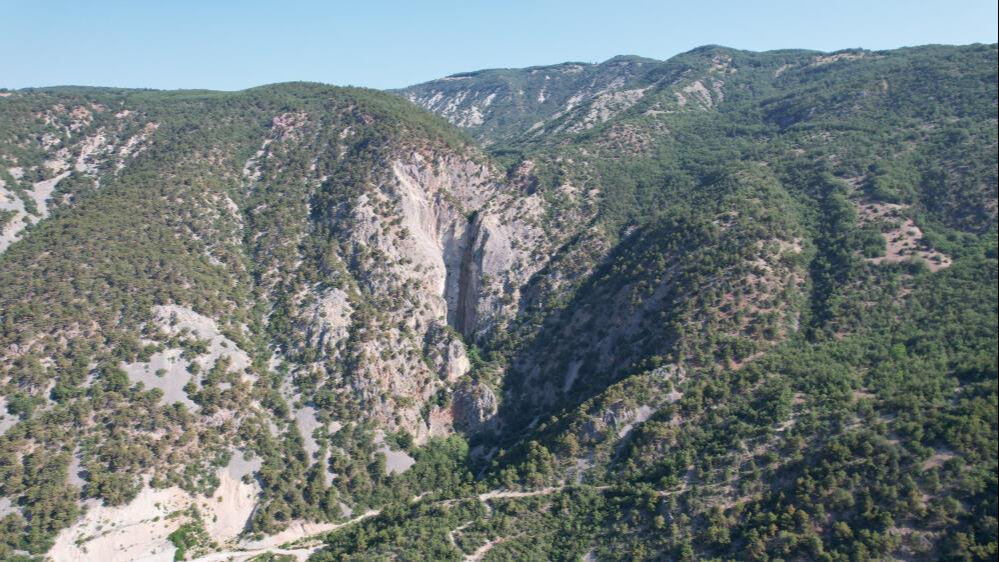 Yakın tarihte g&uuml;r&uuml;l g&uuml;r&uuml;l akıyordu! &Uuml;nl&uuml; şelale 10 g&uuml;nde tamamen kurudu - 2. Resim