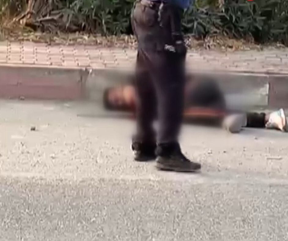 Baba, evladını art arda bıçaklayarak öldürdü! Sokak ortasında kan donduran anlar Baba, evladını art arda bıçaklayarak öldürdü! Sokak ortasında kan donduran anlar - 1. Resim