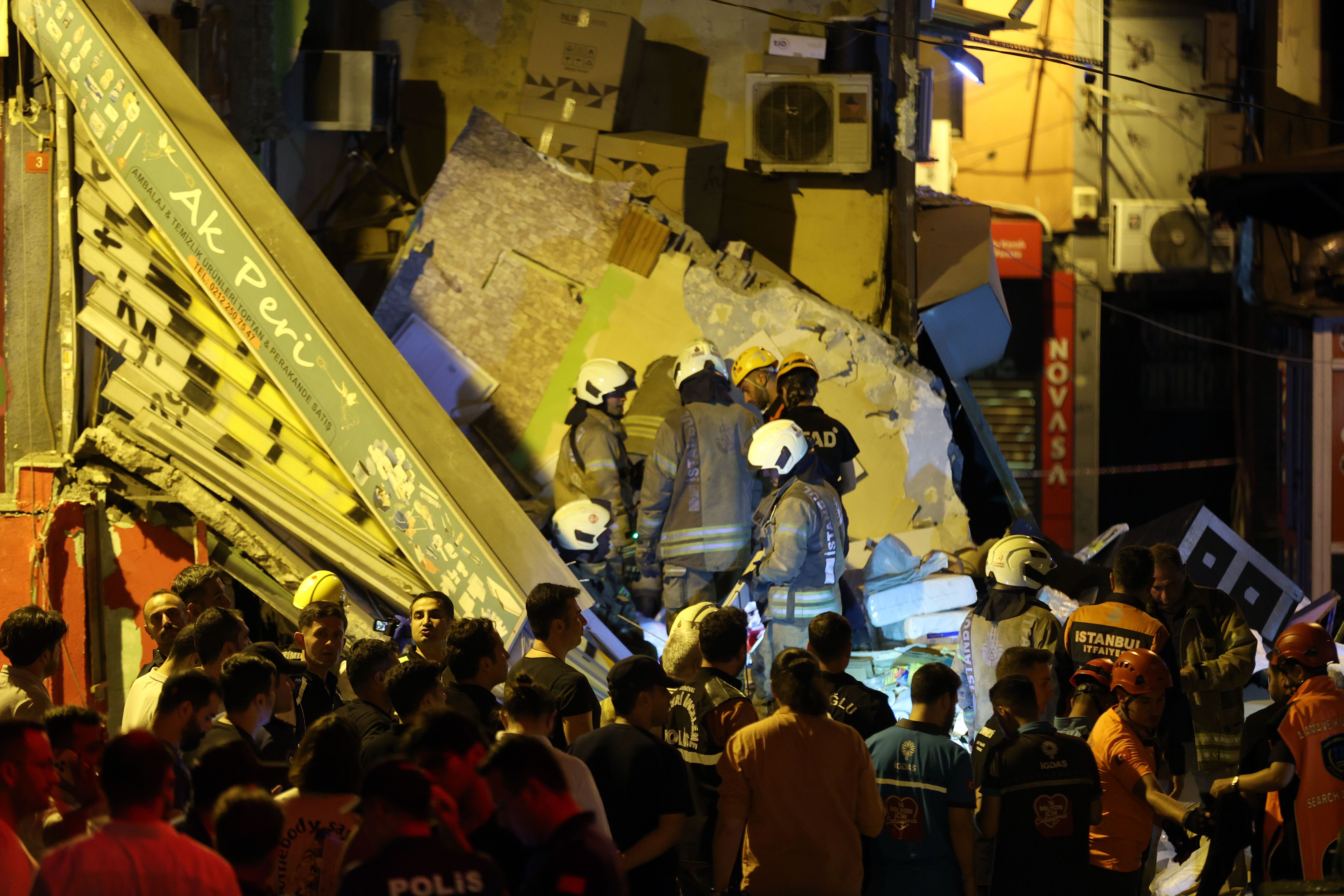 Beyoğlu'nda patlama! Çöken binada arama çalışmaları sürüyor Beyoğlu'nda patlama! Çöken binada arama çalışmaları sürüyor - 1. Resim