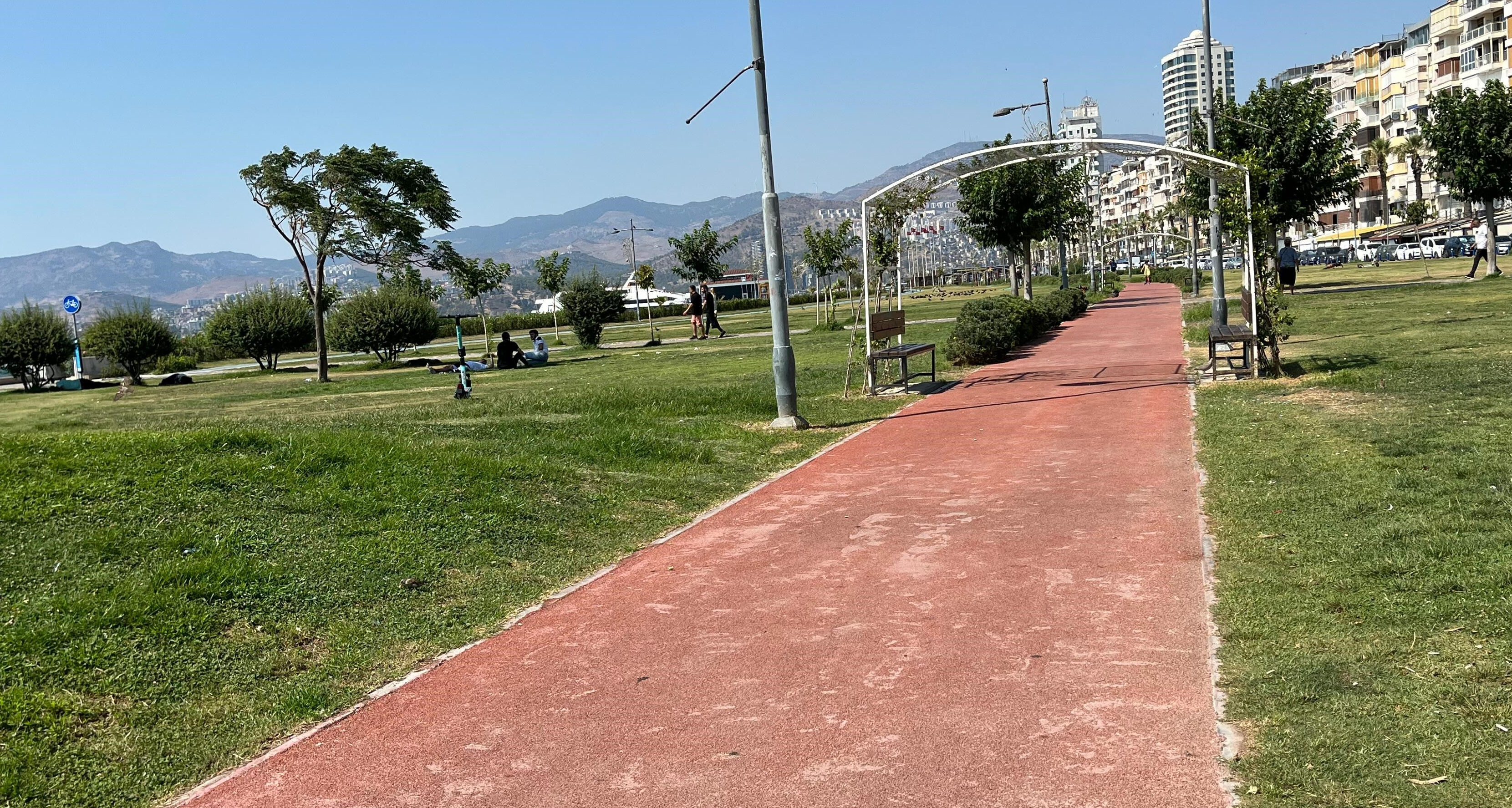 Buldukları her gölgeye sığındılar! En sıcak gün olacak, AKOM'dan bir uyarı daha geldi Buldukları her gölgeye sığındılar! Sıcaktan bunalan vatandaşlar ne yapacağını şaşırdı - 2. Resim
