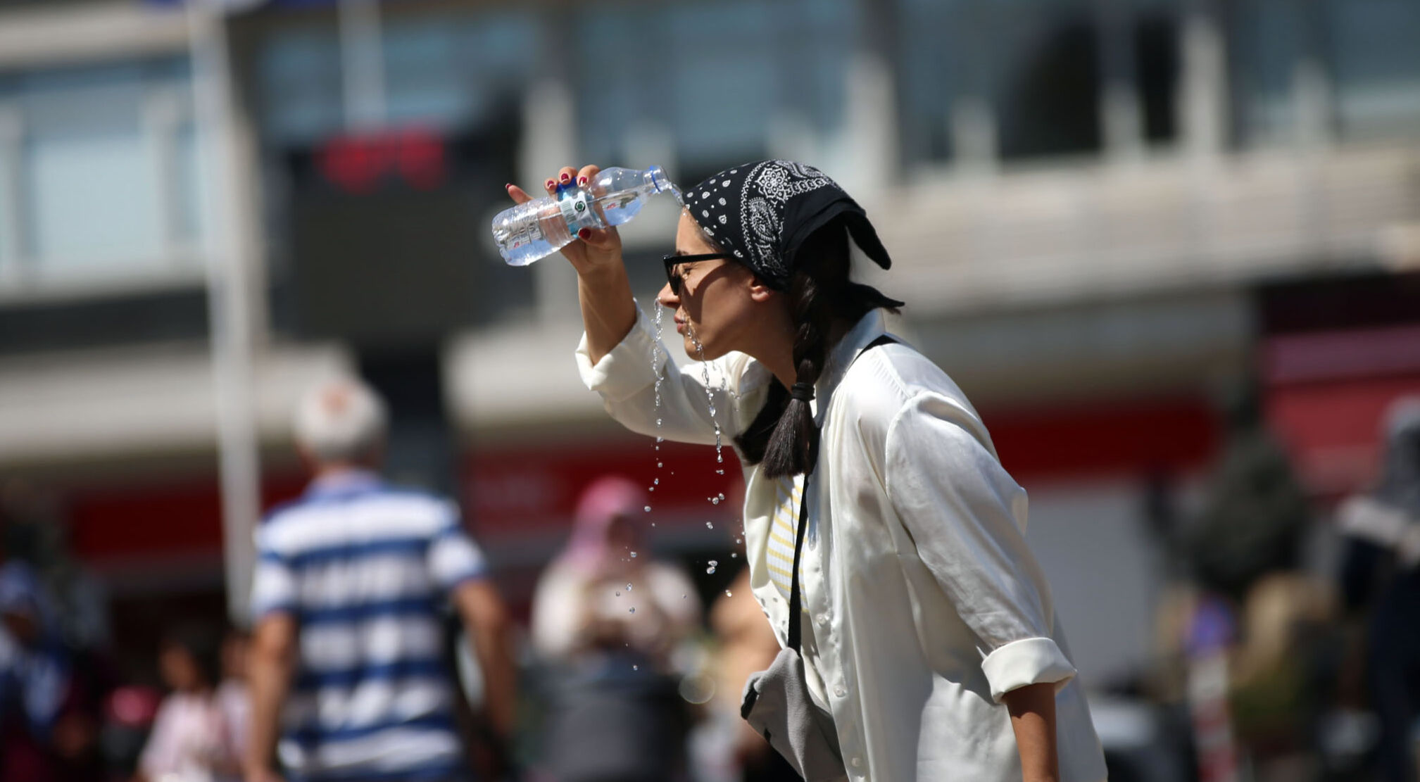 Buldukları her gölgeye sığındılar! En sıcak gün olacak, AKOM'dan bir uyarı daha geldi Buldukları her gölgeye sığındılar! Sıcaktan bunalan vatandaşlar ne yapacağını şaşırdı - 3. Resim