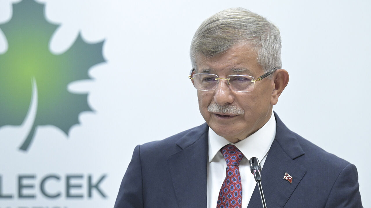 Erbakan ve Davutoğlu kamera karşısına geçti, bronz tenlerine yorum yağdı Erbakan ve Davutoğlu kamera karşısına geçti, bronz tenlerine yorum yağdı - 2. Resim