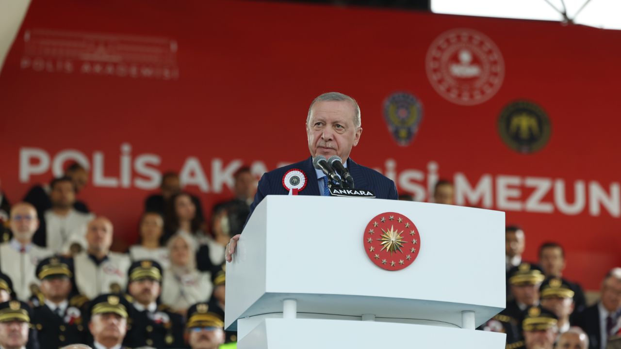 Erdoğan'dan Özgür Özel'e 'kumpas' resti: Madem elinde 32 saatlik video kaydı var, versene mahkemeye! Erdoğan'dan Özgür Özel'e 'kumpas' resti: Madem elinde 32 saatlik video kaydı var, versene mahkemeye!