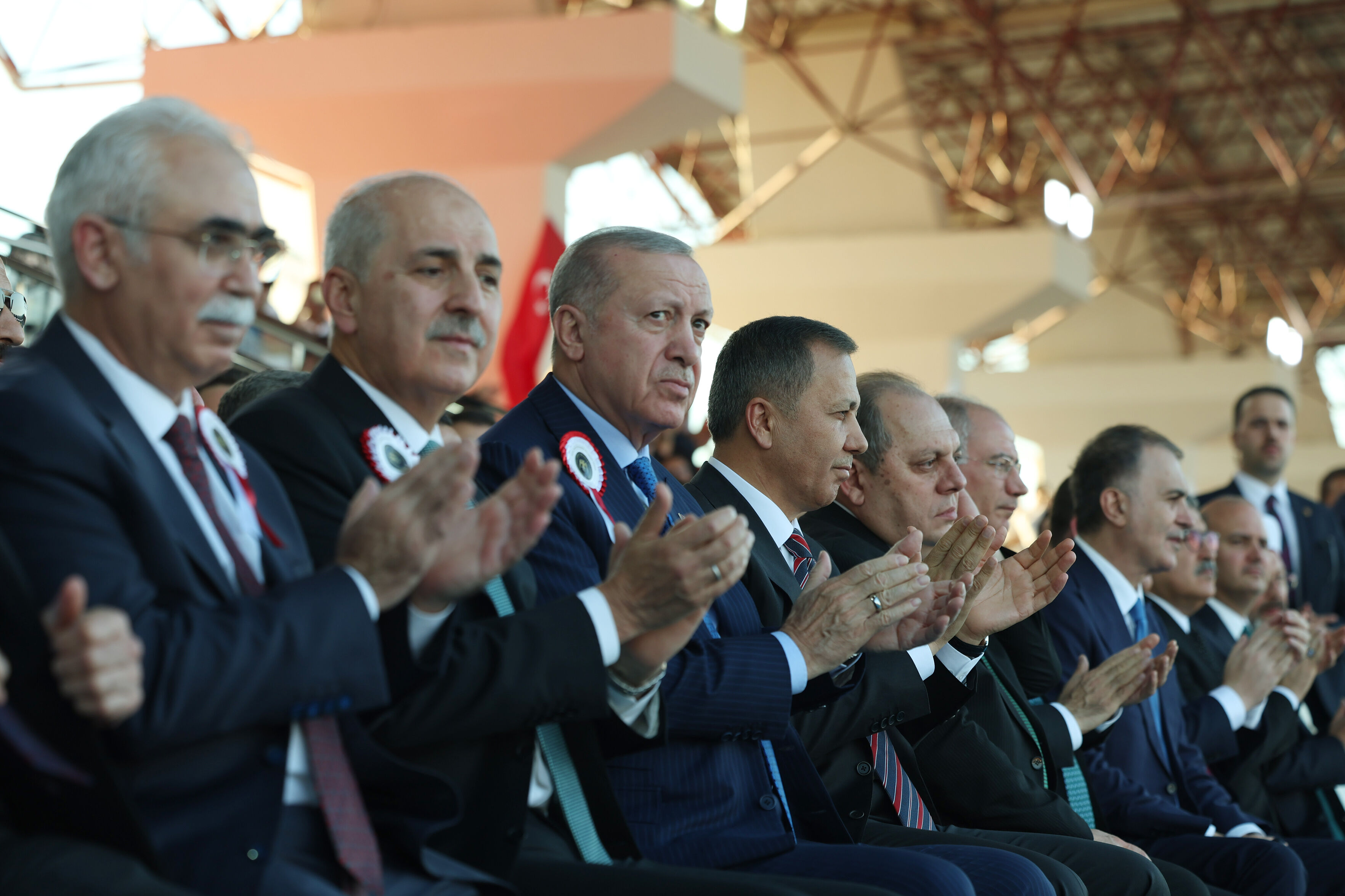 Erdoğan'dan Özgür Özel'e 'kumpas' resti: Madem elinde 32 saatlik video kaydı var, versene mahkemeye! Erdoğan'dan Özgür Özel'e 'kumpas' resti: Madem elinde 32 saatlik video kaydı var, versene mahkemeye! - 1. Resim