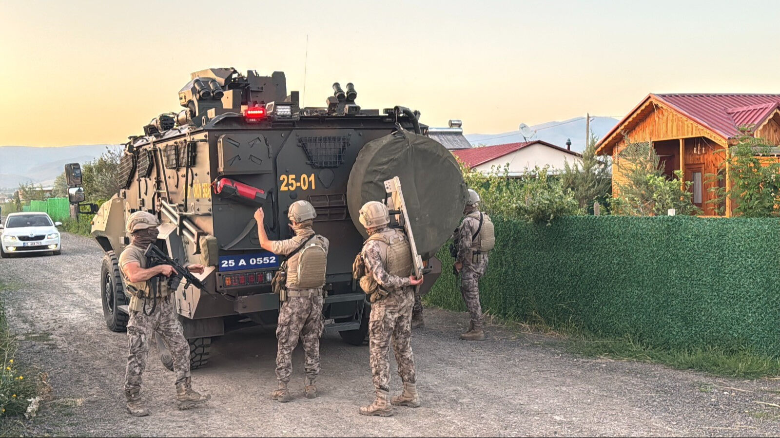 Erzurum'da filmlere taş çıkartan operasyon: Tam 1 hafta sürdü! PÖH'ü harekete geçiren cinayet Erzurum'da filmlere taş çıkartan operasyon: Tam 1 hafta sürdü! PÖH ve İHA'yı harekete geçiren cinayet - 3. Resim