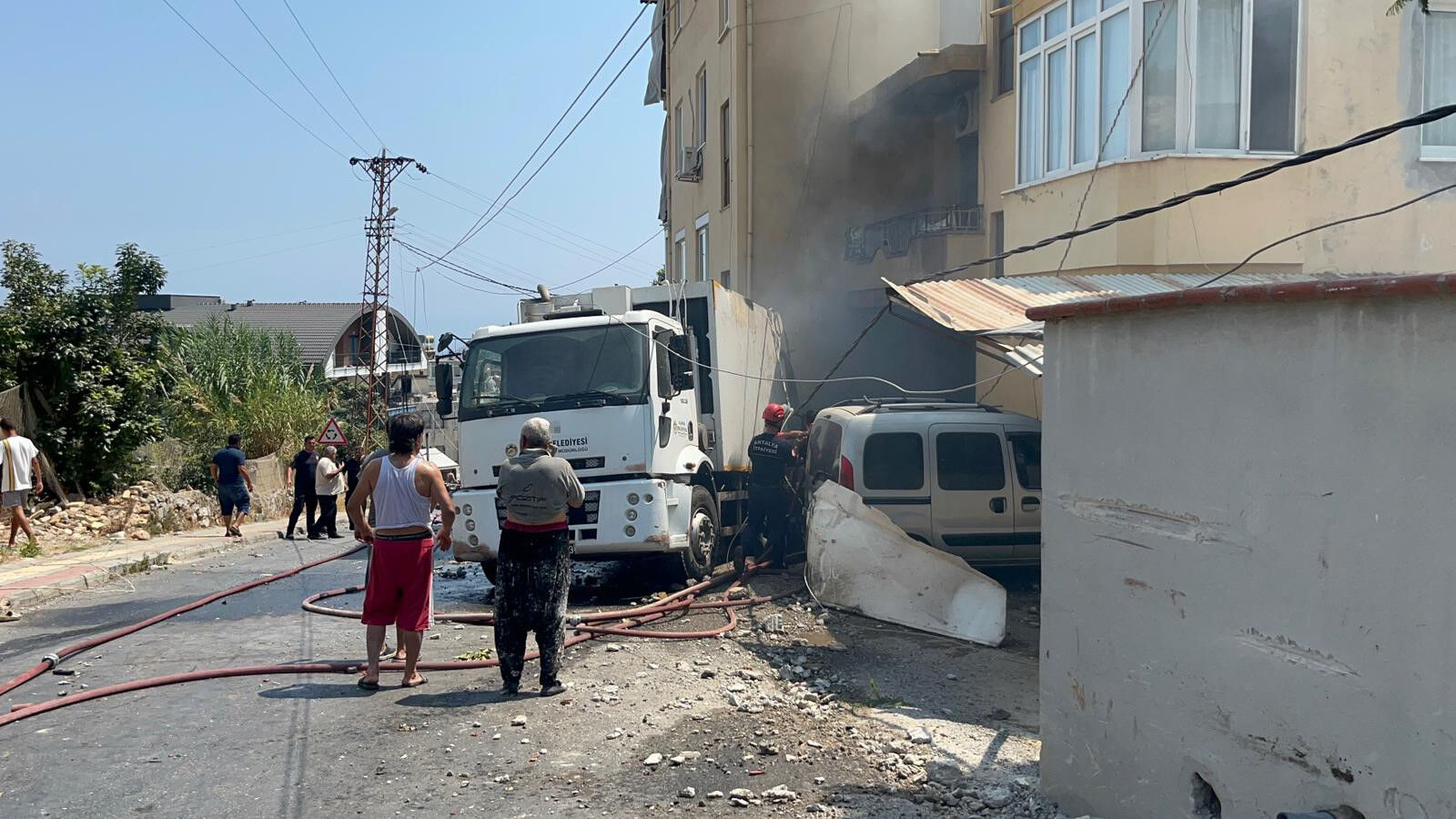 Freni boşalan çöp kamyonu 2 aracı biçti! Ortalık savaş alanına döndü Freni boşalan çöp kamyonu 2 aracı biçti! Ortalık savaş alanına döndü - 2. Resim