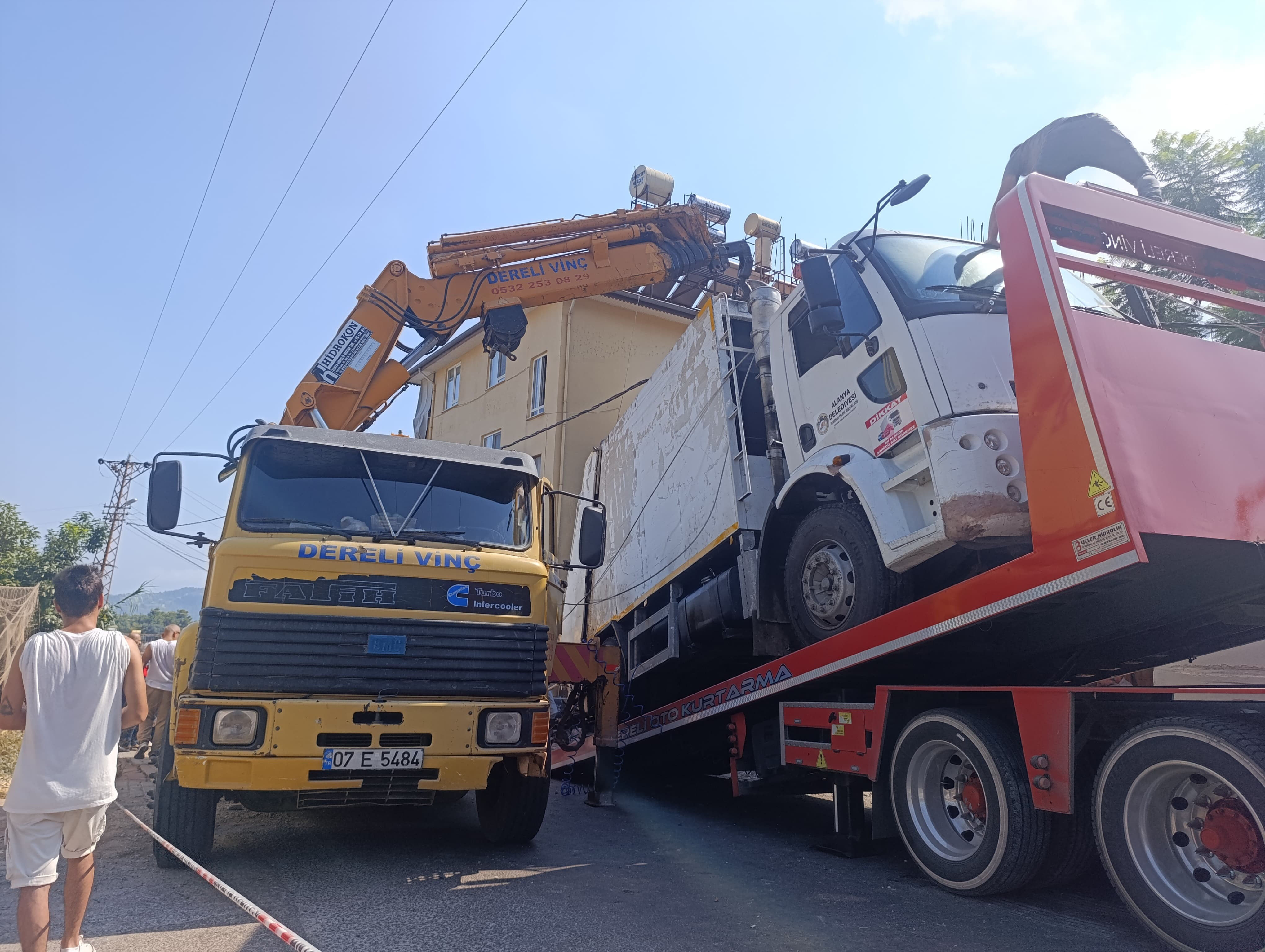 Freni boşalan çöp kamyonu 2 aracı biçti! Ortalık savaş alanına döndü Freni boşalan çöp kamyonu 2 aracı biçti! Ortalık savaş alanına döndü - 1. Resim
