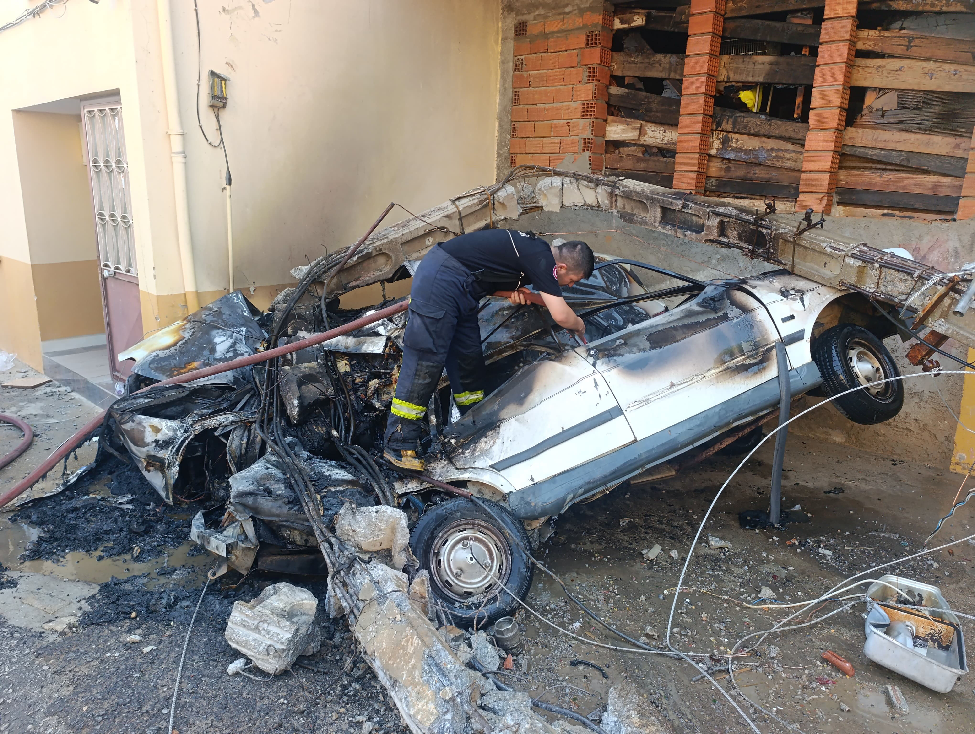 Freni boşalan çöp kamyonu 2 aracı biçti! Ortalık savaş alanına döndü Freni boşalan çöp kamyonu 2 aracı biçti! Ortalık savaş alanına döndü - 3. Resim