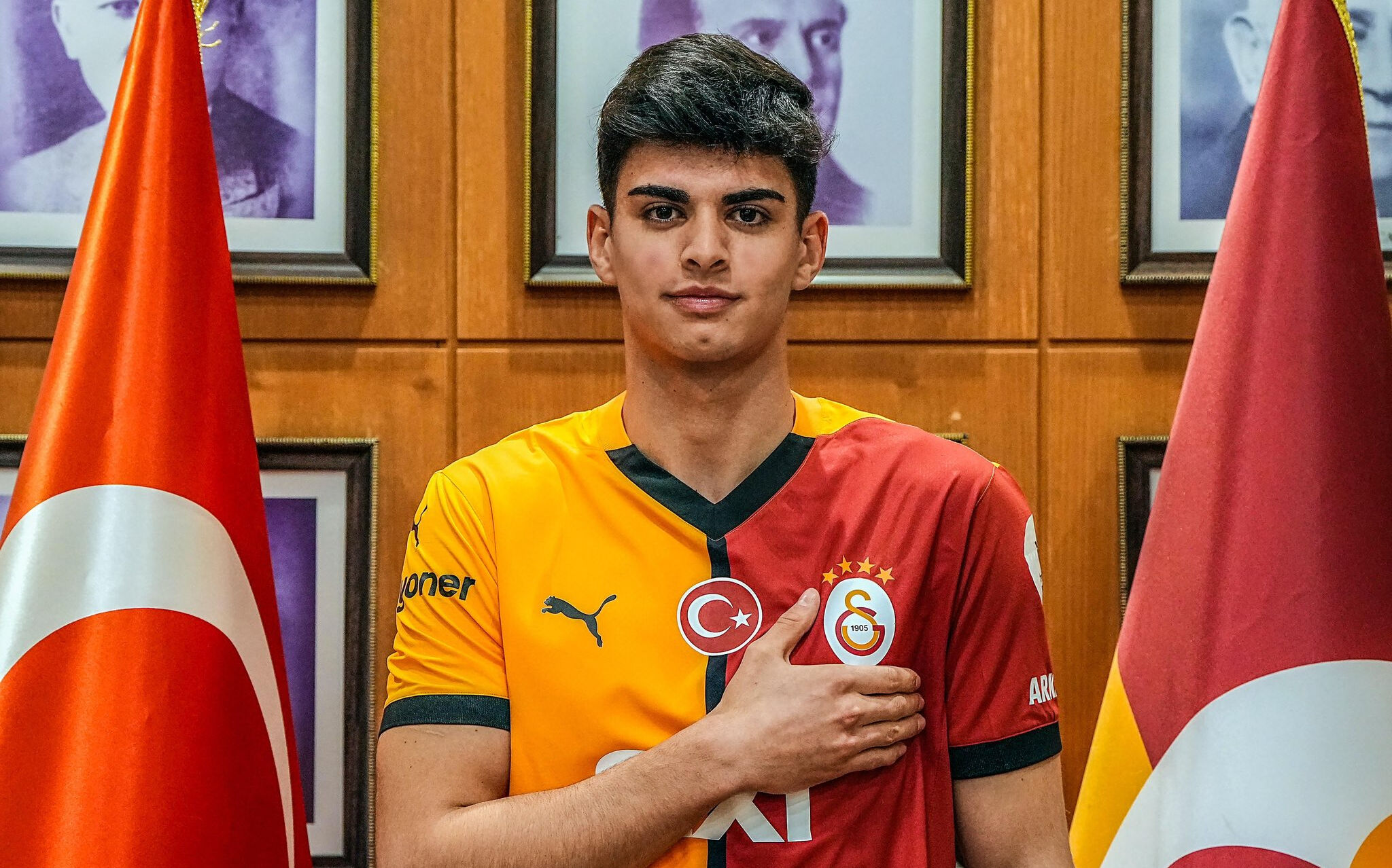 Galatasaray'ın genç yıldızı Arda Ünyay sahneye çıktı! Galatasaray'ın genç yıldızı Arda Ünyay sahneye çıktı! - 1. Resim