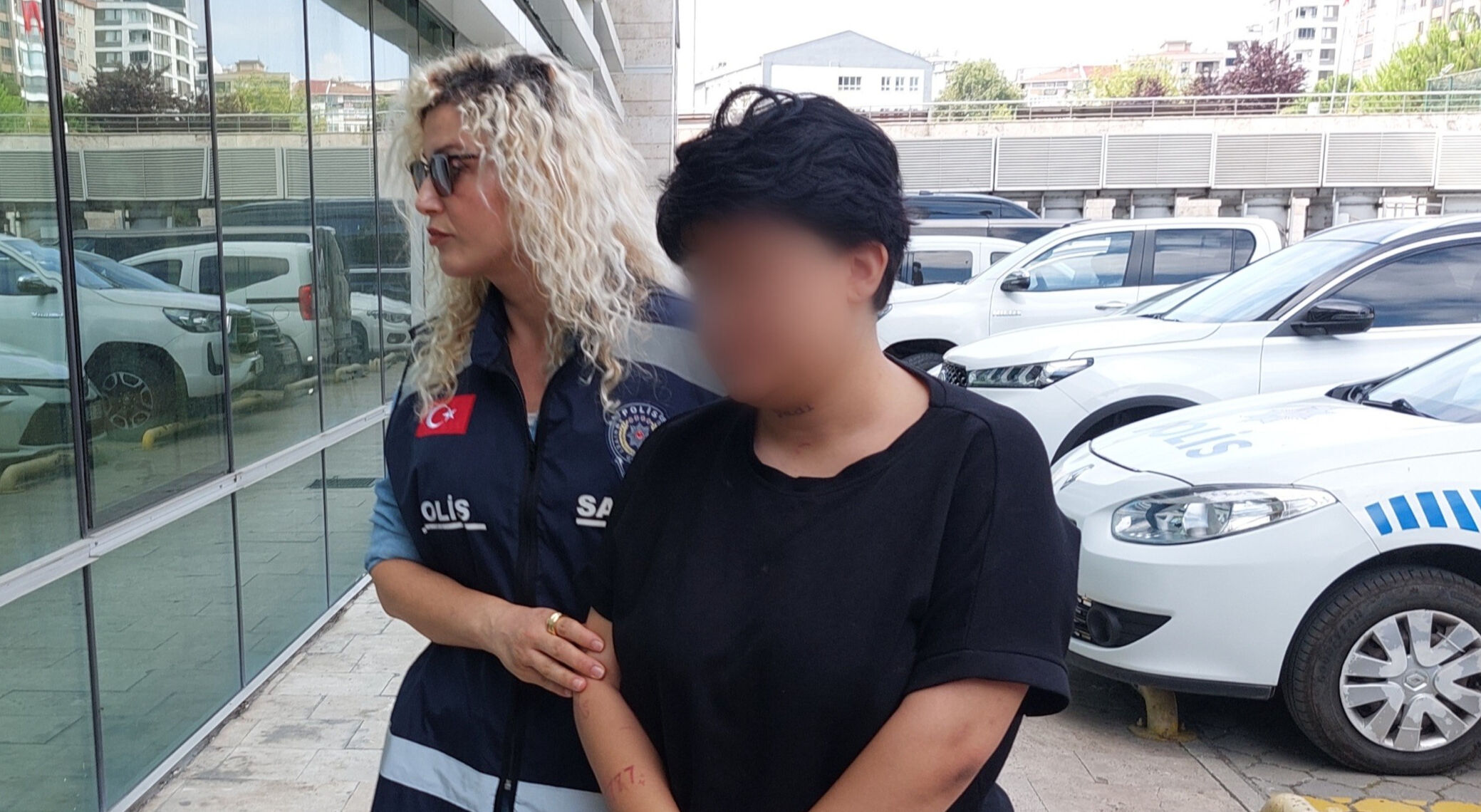 Genç kız annesini bıçakladı! Kan dökerken bu sözleri sarf etmiş: Seni çok... Genç kız annesini bıçakladı! Kan dökerken bu sözleri sarf etmiş: Seni çok... - 1. Resim