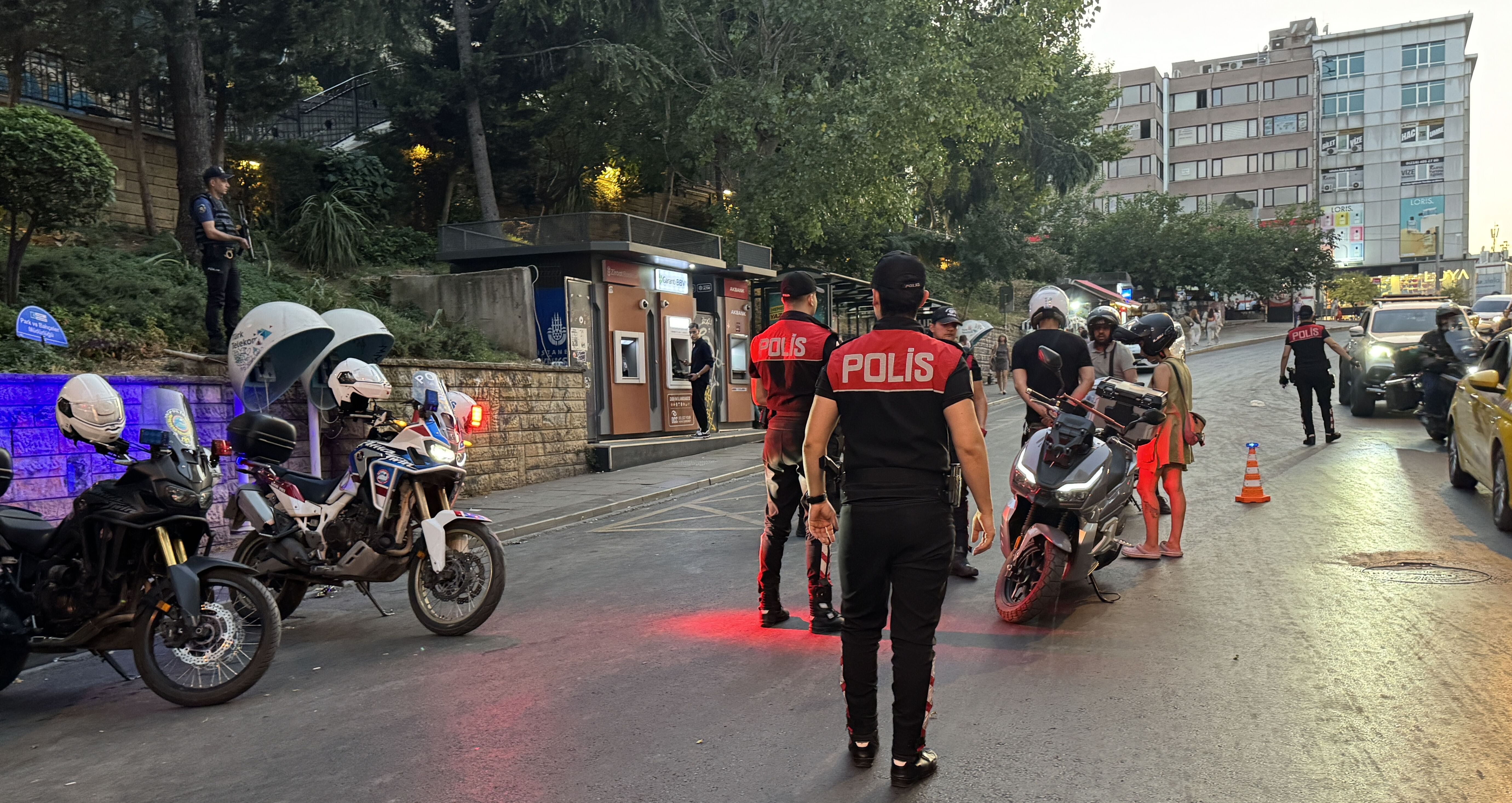 İstanbul'da bütün ekipler sahadaydı! Çok sayıda gözaltı var İstanbul'da bütün ekipler sahadaydı! Çok sayıda gözaltı var - 2. Resim