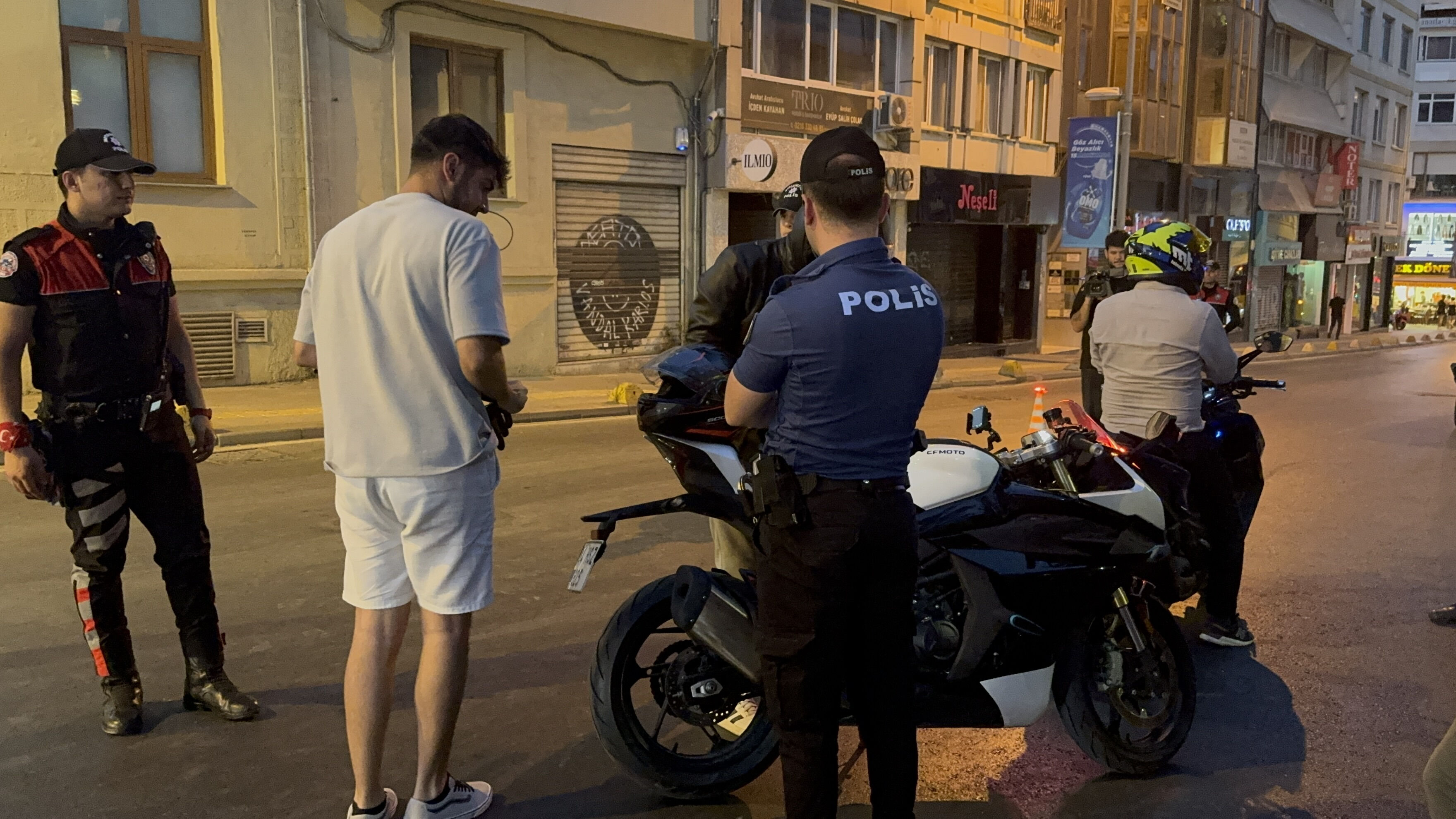 İstanbul'da bütün ekipler sahadaydı! Çok sayıda gözaltı var İstanbul'da bütün ekipler sahadaydı! Çok sayıda gözaltı var - 1. Resim