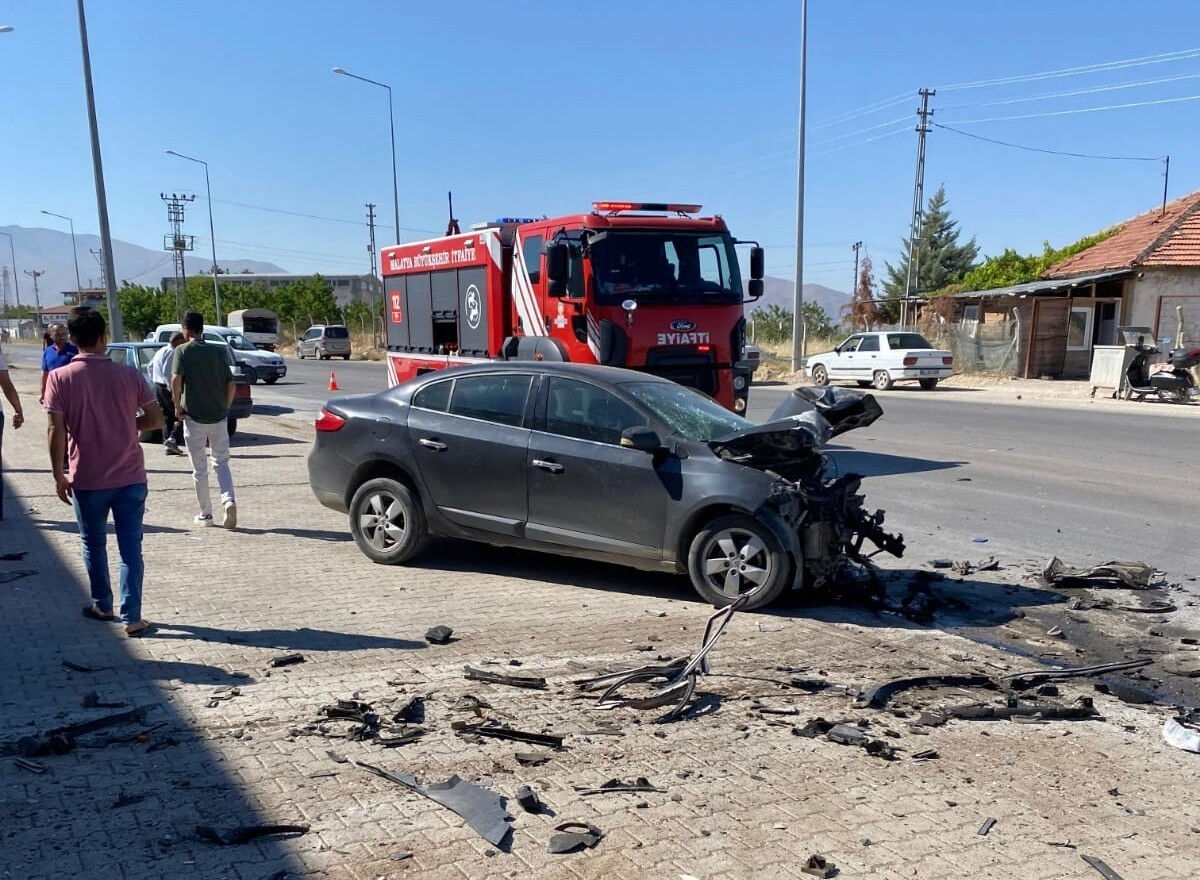 Malatya'da feci kaza! Kafa kafaya çarpıştılar, aracı hurdaya döndü Malatya'da feci kaza! Kafa kafaya çarpıştılar, bir araç hurdaya döndü - 1. Resim
