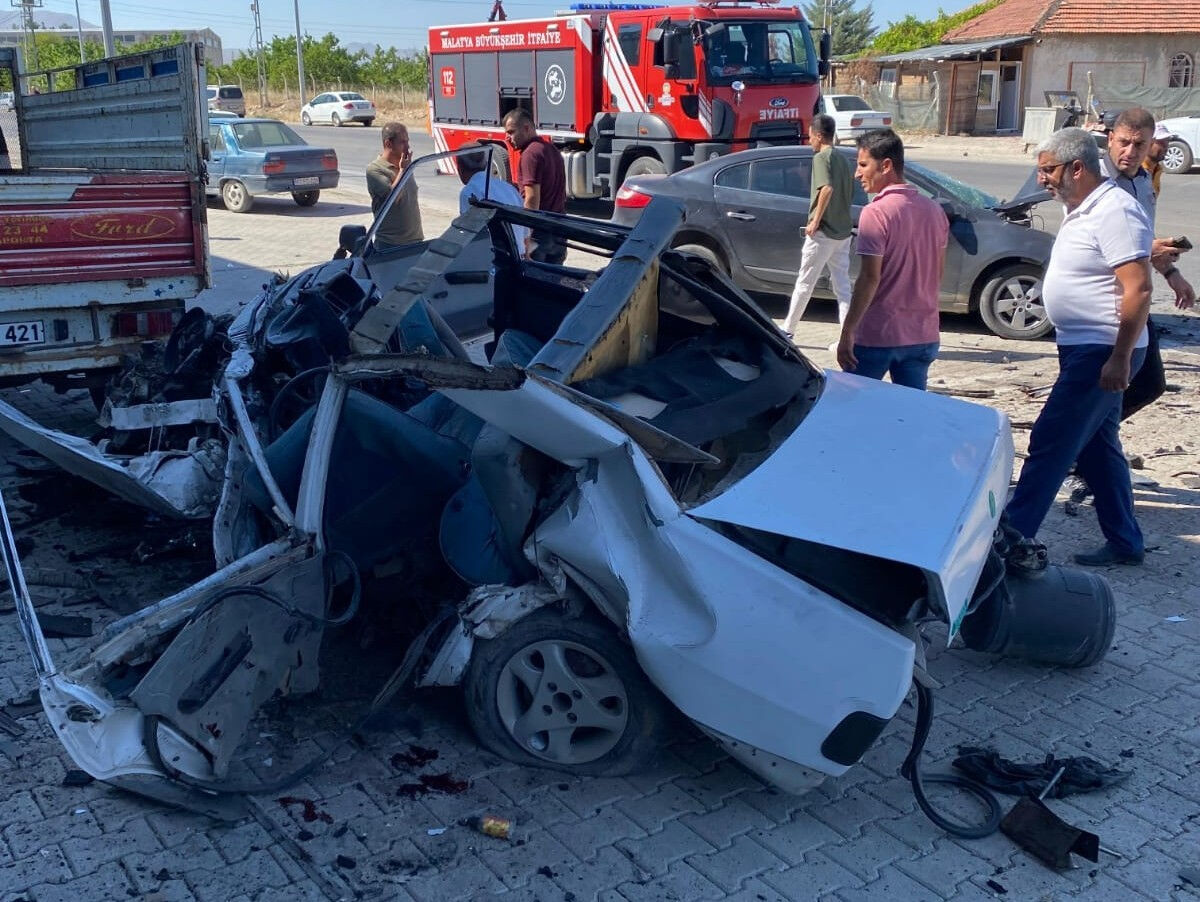 Malatya'da feci kaza! Kafa kafaya çarpıştılar, aracı hurdaya döndü Malatya'da feci kaza! Kafa kafaya çarpıştılar, bir araç hurdaya döndü - 1. Resim