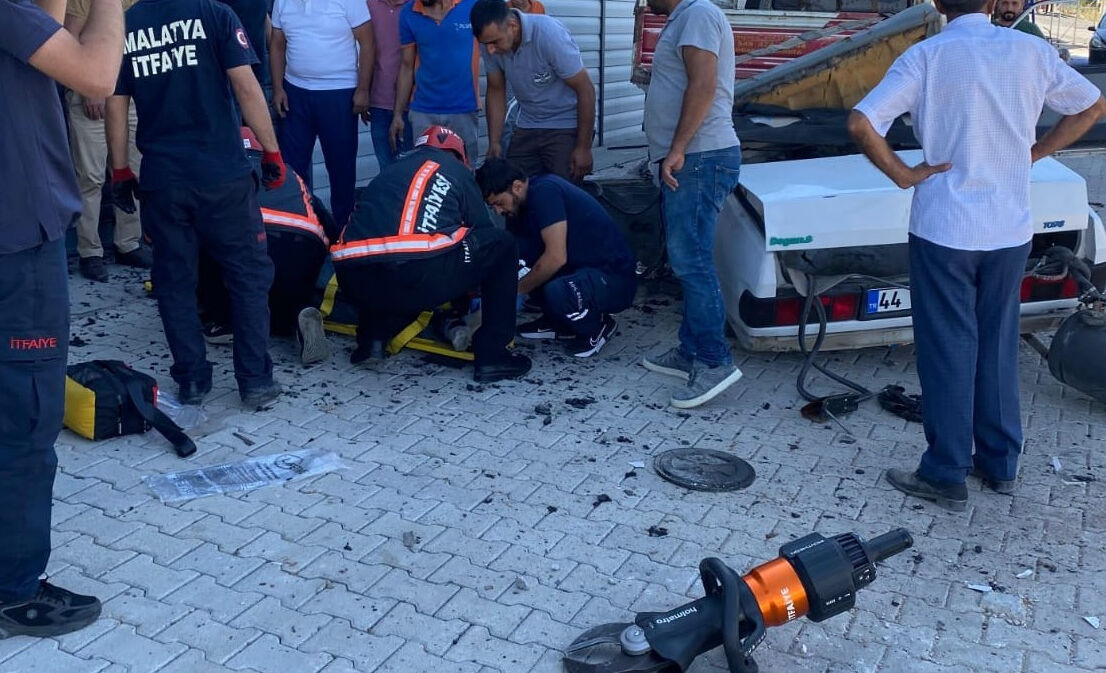 Malatya'da feci kaza! Kafa kafaya çarpıştılar, aracı hurdaya döndü Malatya'da feci kaza! Kafa kafaya çarpıştılar, bir araç hurdaya döndü - 2. Resim
