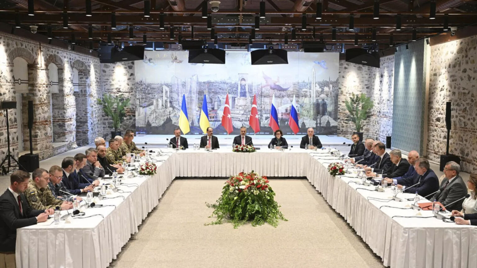 Rusya-Ukrayna müzakerelerinin üçüncü turu İstanbul'da başlıyor Heyet, Ukrayna istihbarat teşkilatı, Ukrayna Dışişleri Bakanlığı ve Devlet Başkanlığı Ofisi temsilcilerinden oluşacak.