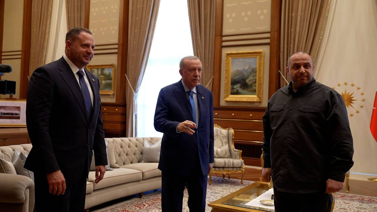 Rusya-Ukrayna müzakerelerinin üçüncü turu İstanbul'da başlıyor Cumhurbaşkanı Recep Tayyip Erdoğan, Ukrayna Devlet Başkanlığı Ofisi Başkanı Andriy Yermak’ı Cumhurbaşkanlığı Külliyesi’nde kabul etti. Görüşmeye Ukrayna Ulusal Güvenlik ve Savunma Konseyi Sekreteri Rüstem Ümerov da katıldı.