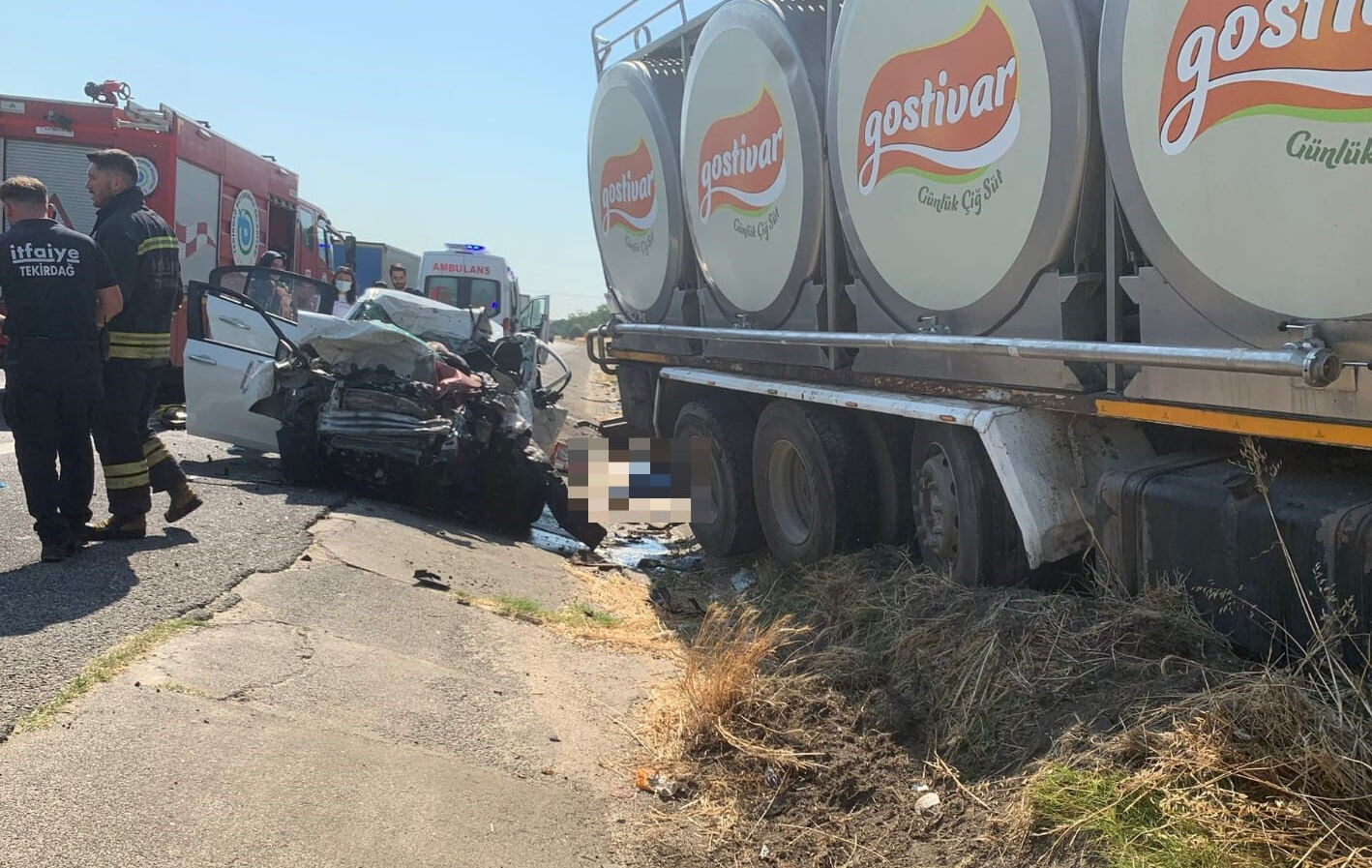 Süt kamyonuyla otomobil çarpıştı, 4 kişi oracıkta can verdi Süt kamyonuyla otomobil çarpıştı, 4 kişi oracıkta can verdi - 1. Resim