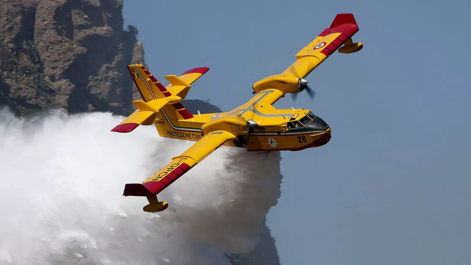 Yangın helikopteri kaç ton su alır, yangın söndürme uçağı 1 saatte ne kadar su atabilir? Yangın helikopteri kaç ton su alır, yangın söndürme uçağı 1 saatte ne kadar su atabilir? - 1. Resim