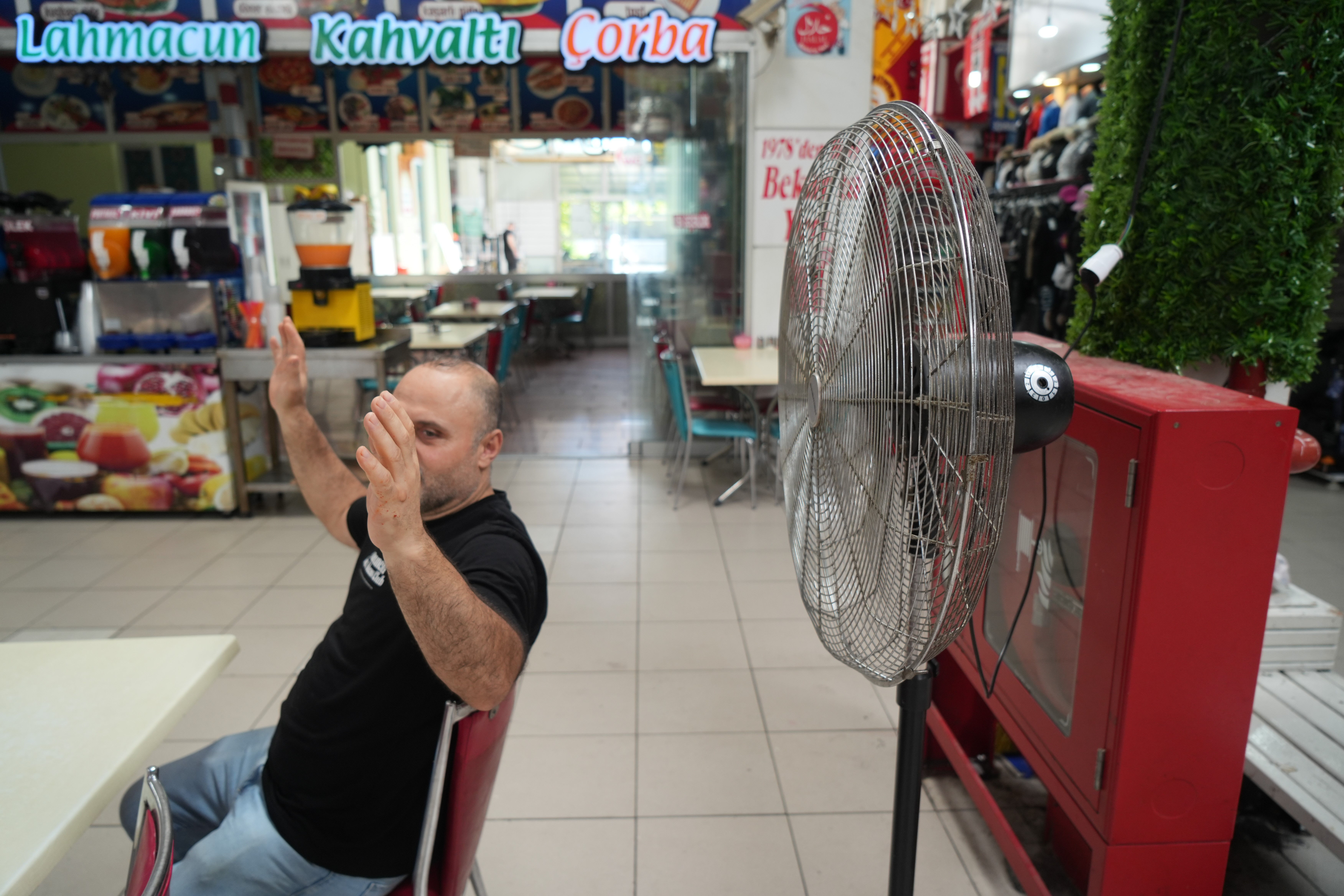 Alışverişe değil, saunaya gelmiş gibi! Esnaf çaresiz: “Yaz bereketi kaçtı” Alışverişe değil, saunaya gelmiş gibi! Esnaf çaresiz: “Yaz bereketi kaçtı” - 3. Resim