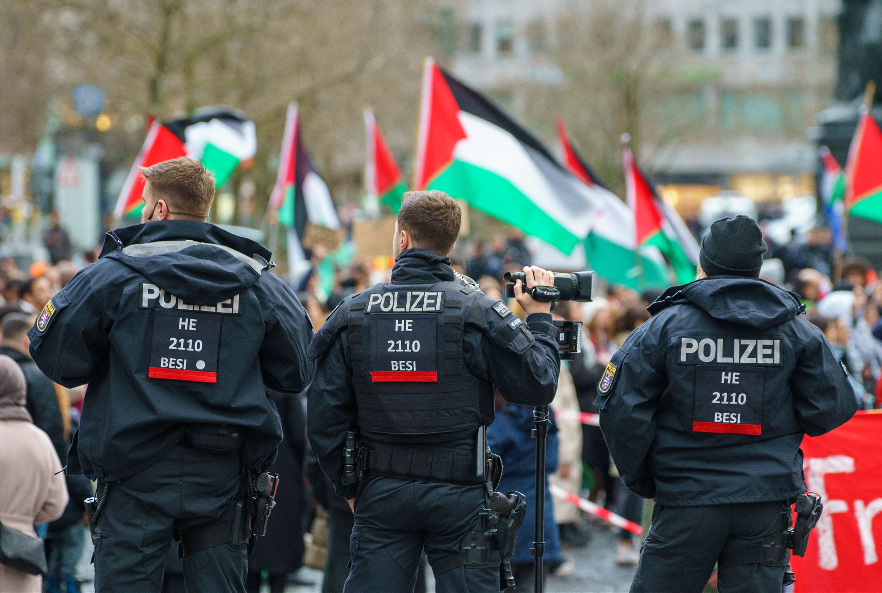 Alman polisinden 'yine' çok sert müdahale! Filistin gösterilerinde adeta eziyet ettiler Alman polisinden 'yine' çok sert müdahale! Filistin gösterilerinde adeta eziyet ettiler - 1. Resim