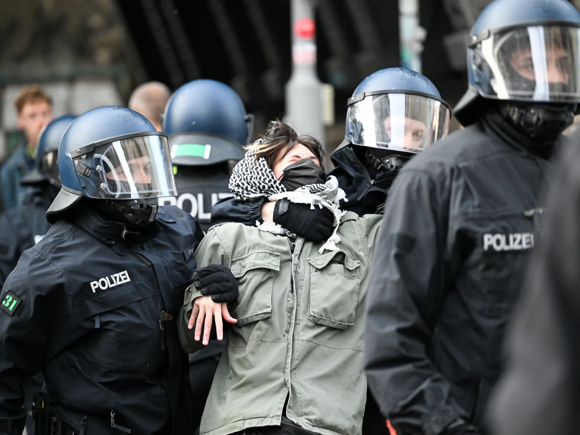 Alman polisinden 'yine' çok sert müdahale! Filistin gösterilerinde adeta eziyet ettiler Alman polisinden 'yine' çok sert müdahale! Filistin gösterilerinde adeta eziyet ettiler - 2. Resim