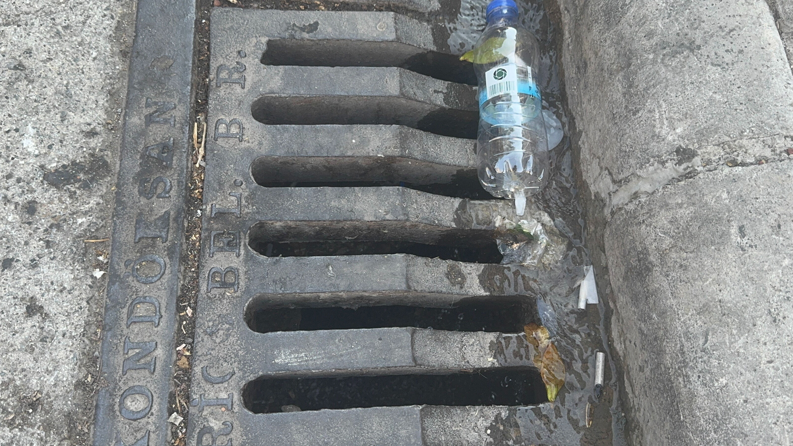 Aşırı sıcaklar ve kuraklığın ortasında skandal olay! Tonlarca su böyle boşa akıyor: Kimse ilgilenmiyor - 1. Resim