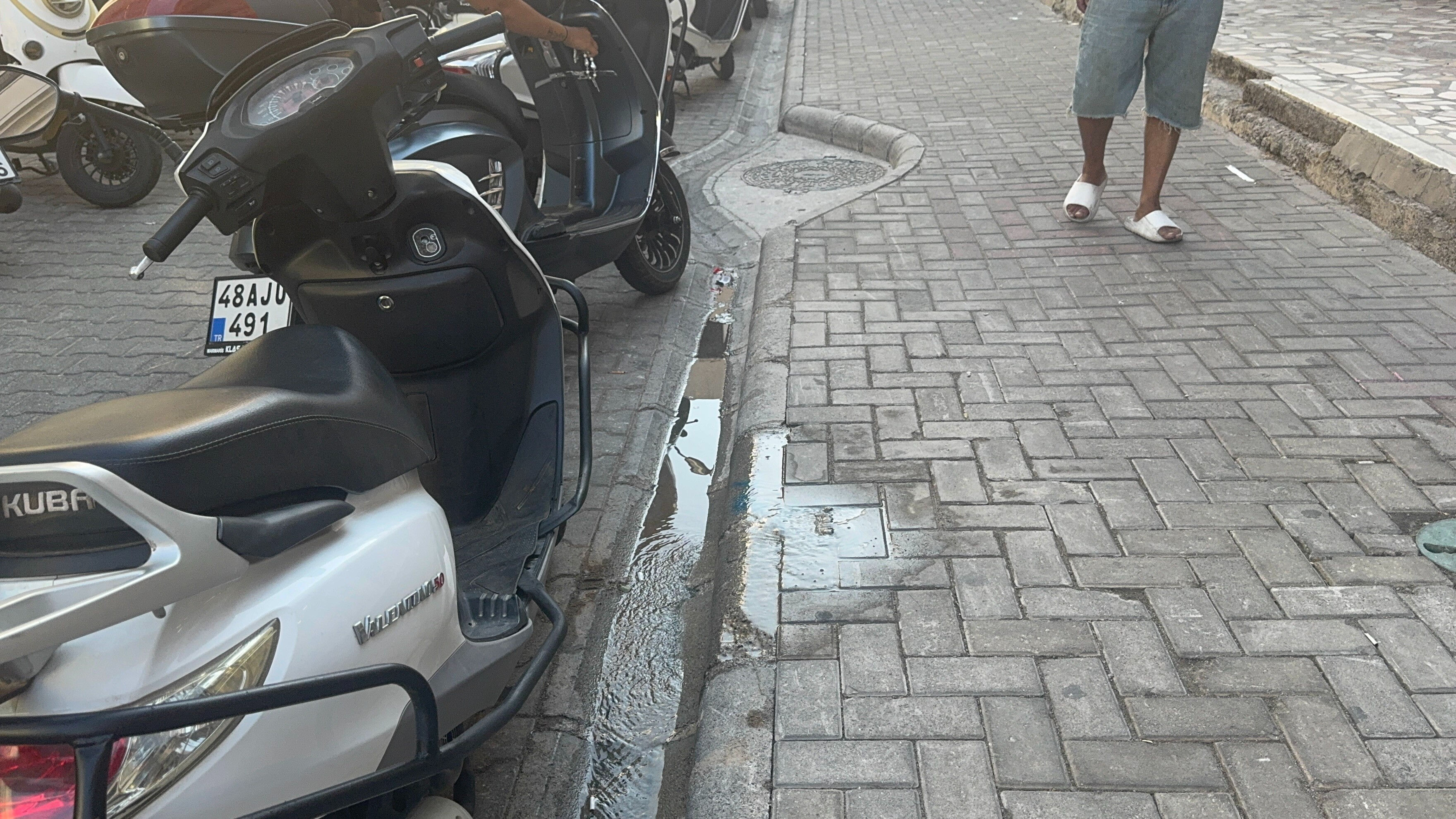 Aşırı sıcaklar ve kuraklığın ortasında skandal olay! Tonlarca su böyle boşa akıyor: Kimse ilgilenmiyor - 2. Resim