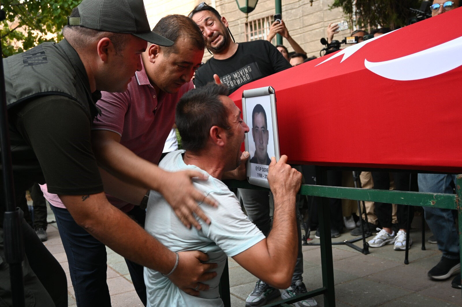 “Baba, ben sensiz ne yapacağım?” Orman yangını şehidinin oğlundan yürek yakan feryat! “Baba, ben sensiz ne yapacağım?” Orman yangını şehidinin oğlundan yürek yakan feryat! - 1. Resim
