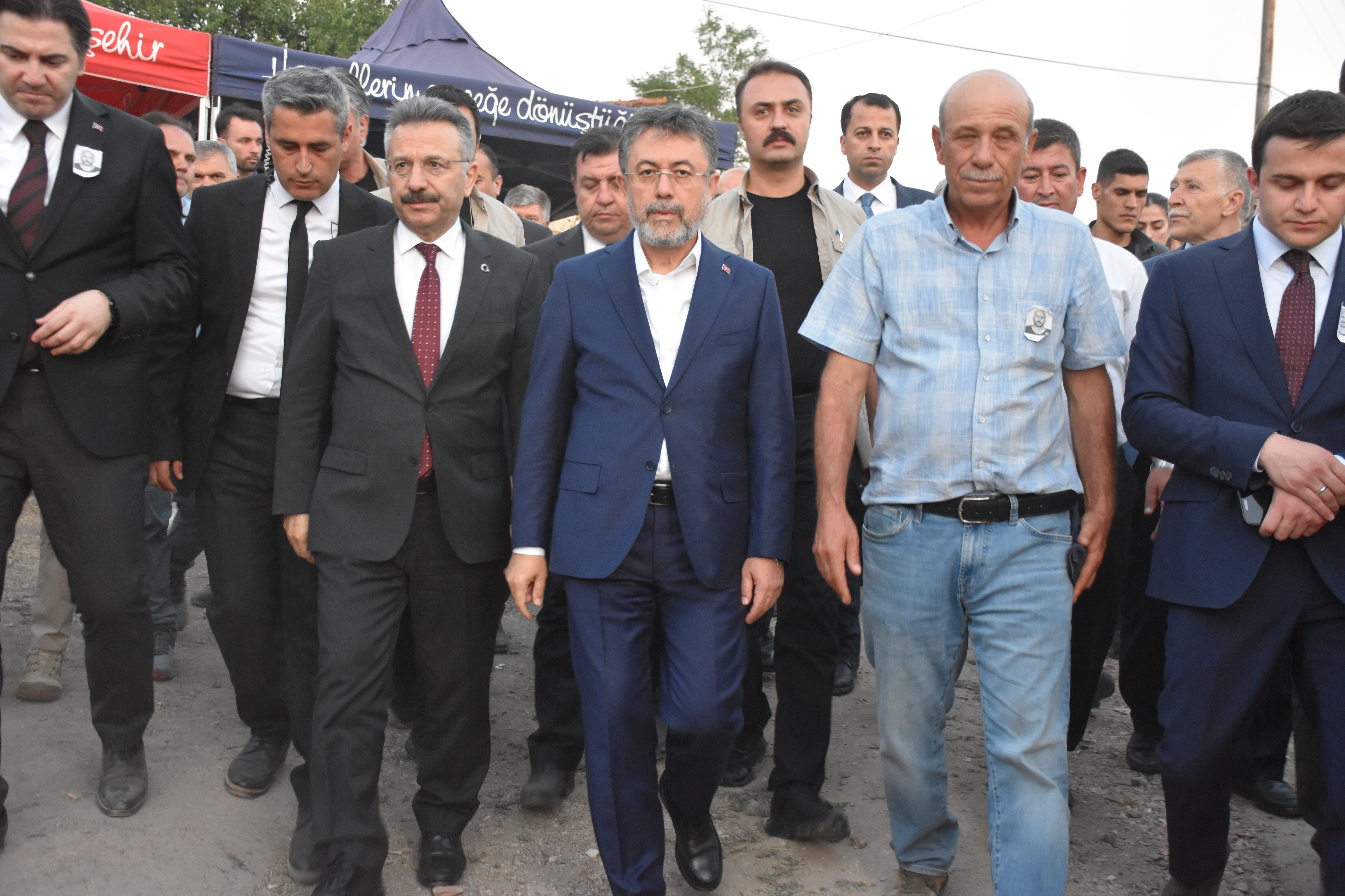 Bakan Yumaklı'dan orman yangınında şehit düşen Kocaman'ın ailesine ziyaret Bakan Yumaklı'dan orman yangınında şehit düşen Kocaman'ın ailesine ziyaret - 1. Resim