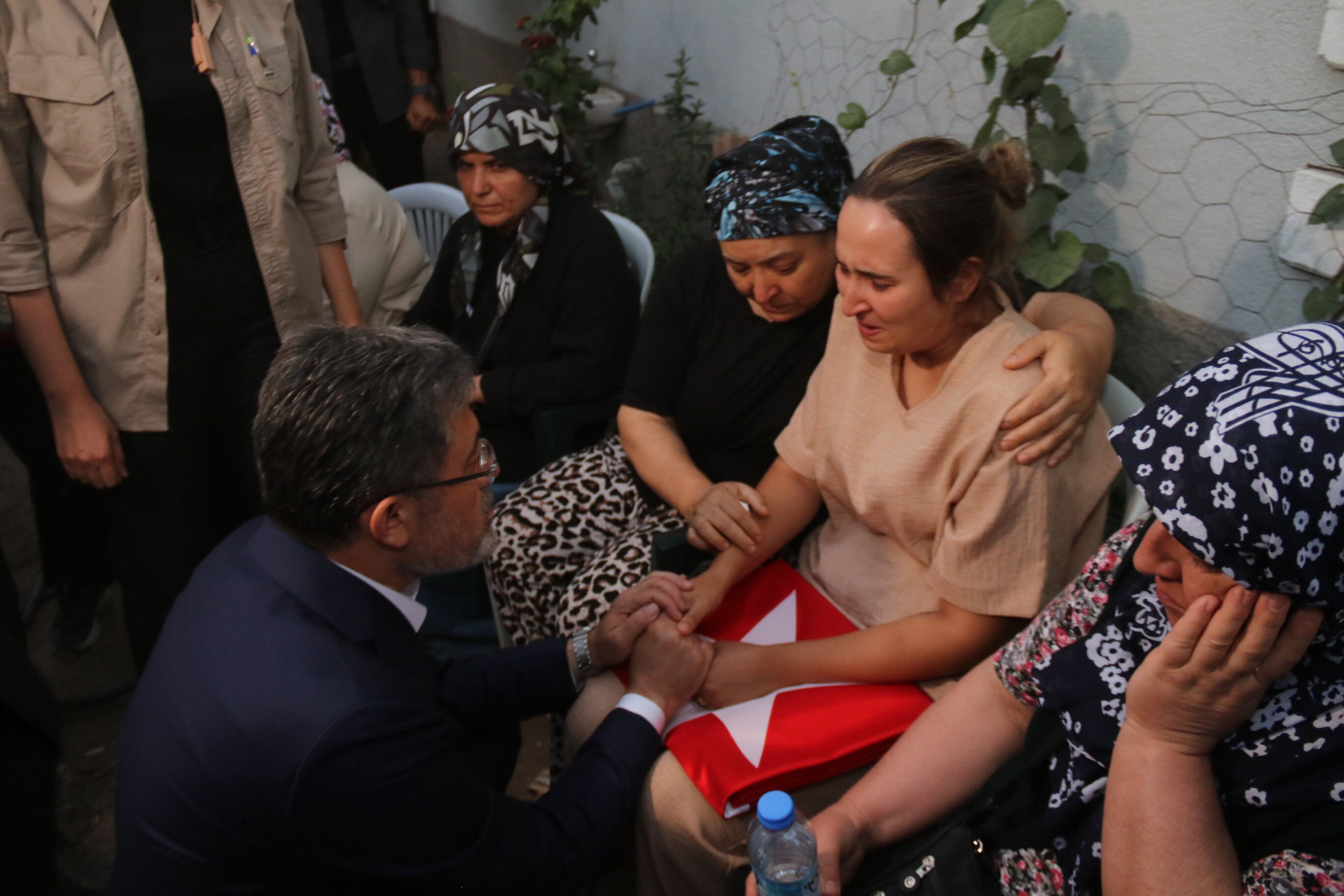 Bakan Yumaklı'dan orman yangınında şehit düşen Kocaman'ın ailesine ziyaret Bakan Yumaklı'dan orman yangınında şehit düşen Kocaman'ın ailesine ziyaret - 3. Resim