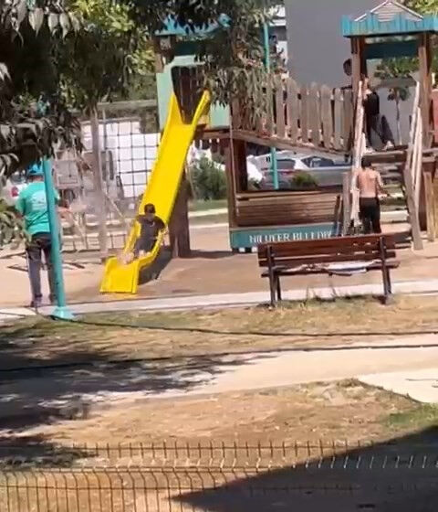 Beton mikseriyle soğuk duş alan işçilere yorum yağdı! Sıcak hava 40 dereceyi geçince ilginç görüntüler ortaya çıktı Beton mikseriyle soğuk duş alan işçilere yorum yağdı! Sıcak hava 40 dereceyi geçince ilginç görüntüler ortaya çıktı - 2. Resim