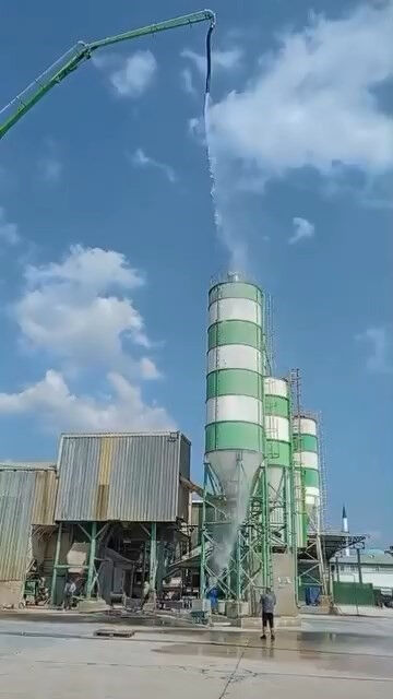 Beton mikseriyle soğuk duş alan işçilere yorum yağdı! Sıcak hava 40 dereceyi geçince ilginç görüntüler ortaya çıktı Beton mikseriyle soğuk duş alan işçilere yorum yağdı! Sıcak hava 40 dereceyi geçince ilginç görüntüler ortaya çıktı - 1. Resim