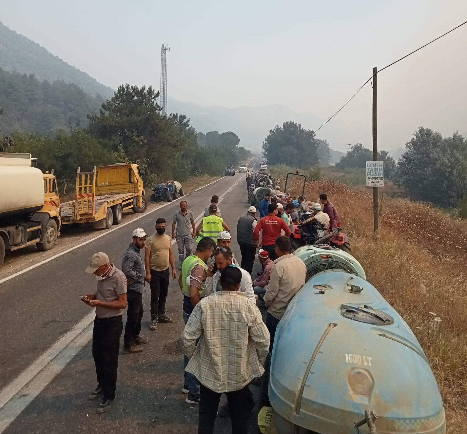Bursalı kahraman köylüler yangına savaş açtı! Traktörleriyle alevlerin üzerine yürüdüler Bursalı kahraman köylüler yangına savaş açtı! Traktörleriyle alevlerin üzerine yürüdüler - 2. Resim