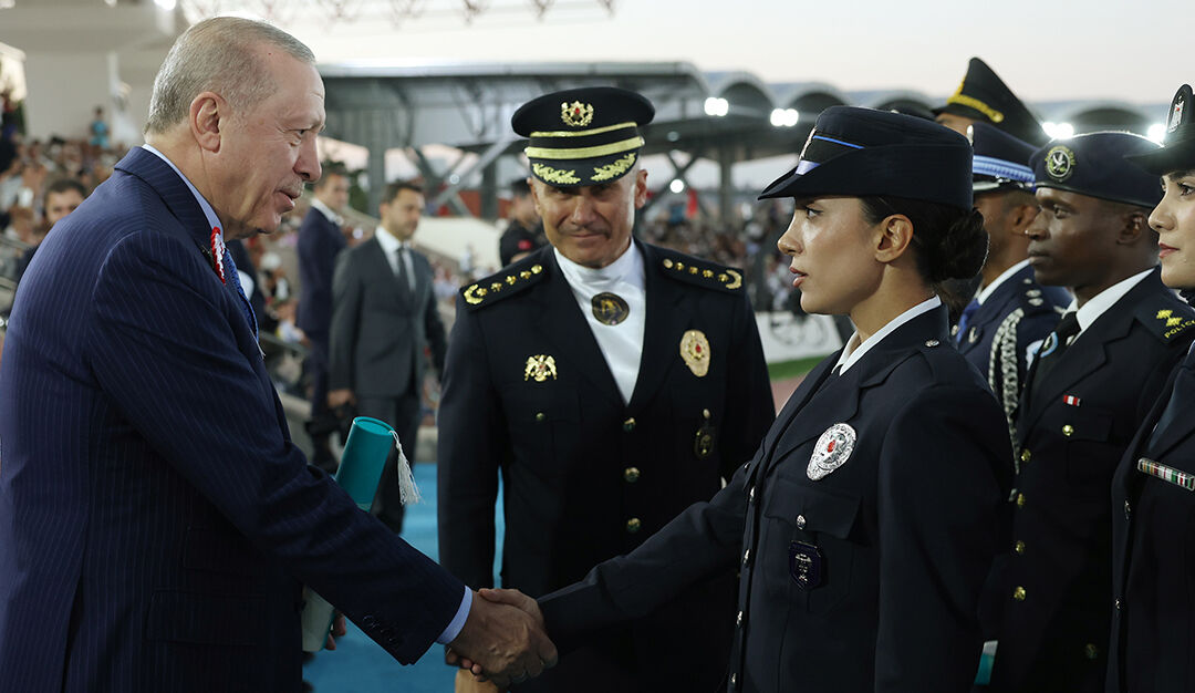 Diplomasını bizzat Cumhurbaşkanı Erdoğan verdi: Salon alkıştan yıkıldı! Diplomasını bizzat Cumhurbaşkanı Erdoğan verdi: Salon alkıştan yıkıldı! - 2. Resim