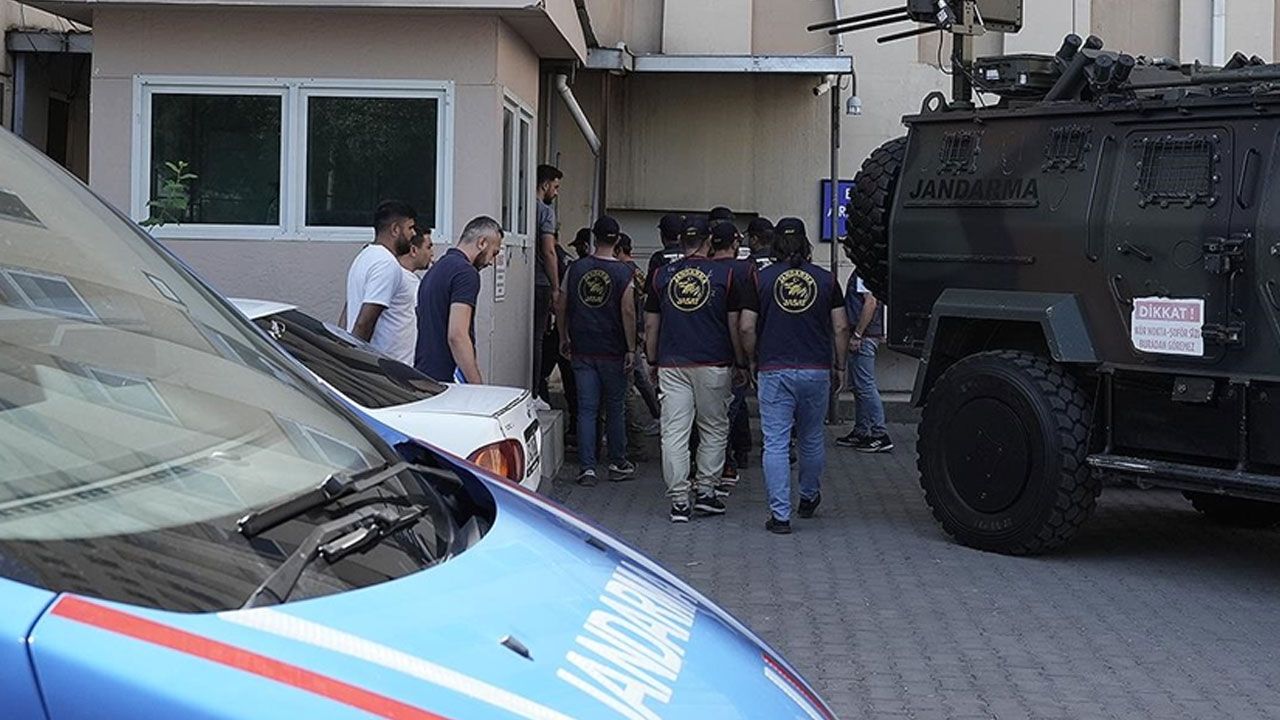 Diyarbakır'da jandarmaya ateş açan saldırgan öldürüldü Diyarbakır'da jandarmaya ateş açan saldırgan öldürüldü