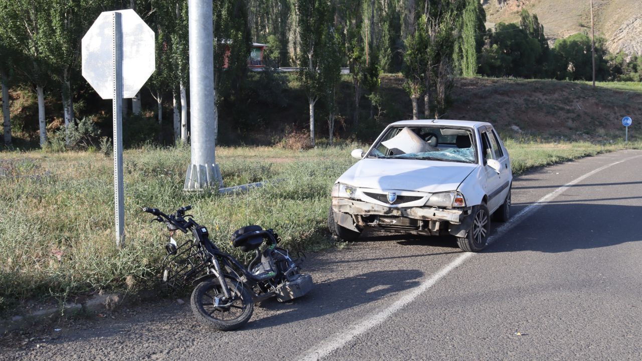 Erzurum&#039;da feci kaza! Otomobil ile elektrikli bisiklet çarpıştı, iki çocuğun durumu ağır