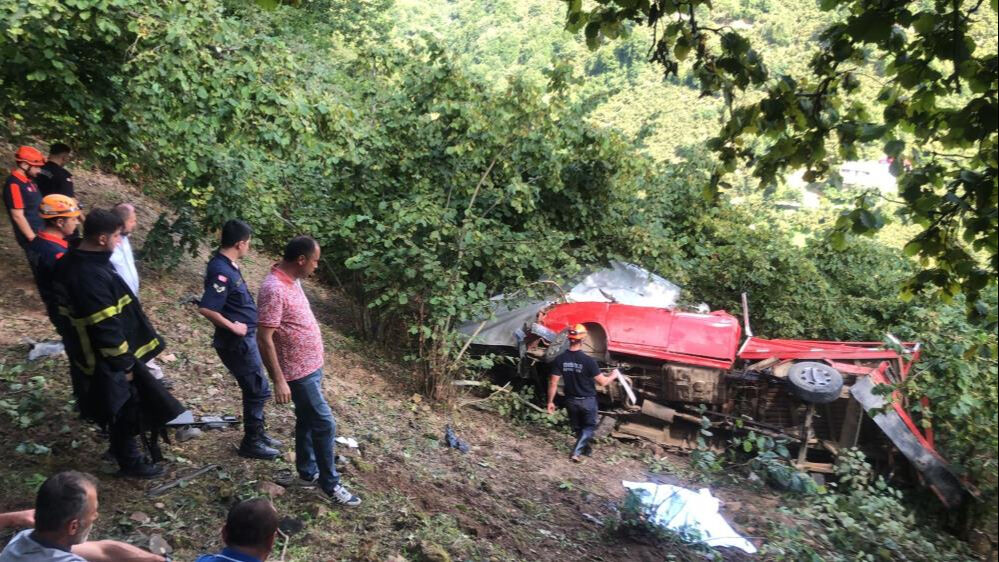 Giresun'da fındık işçilerini taşıyan kamyonet uçuruma yuvarlandı: Ölü ve yaralılar var Giresun'da fındık işçilerini taşıyan kamyonet uçuruma yuvarlandı: Ölü ve yaralılar var - 1. Resim