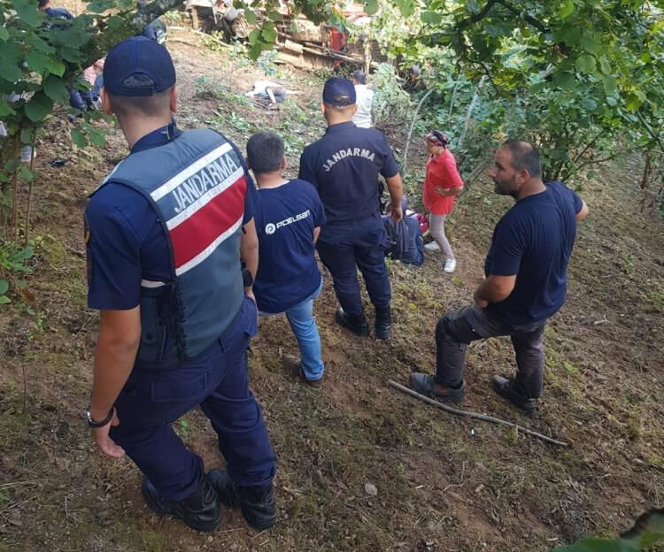 Giresun'da fındık işçilerini taşıyan kamyonet uçuruma yuvarlandı: Ölü ve yaralılar var Giresun'da fındık işçilerini taşıyan kamyonet uçuruma yuvarlandı: Ölü ve yaralılar var - 2. Resim