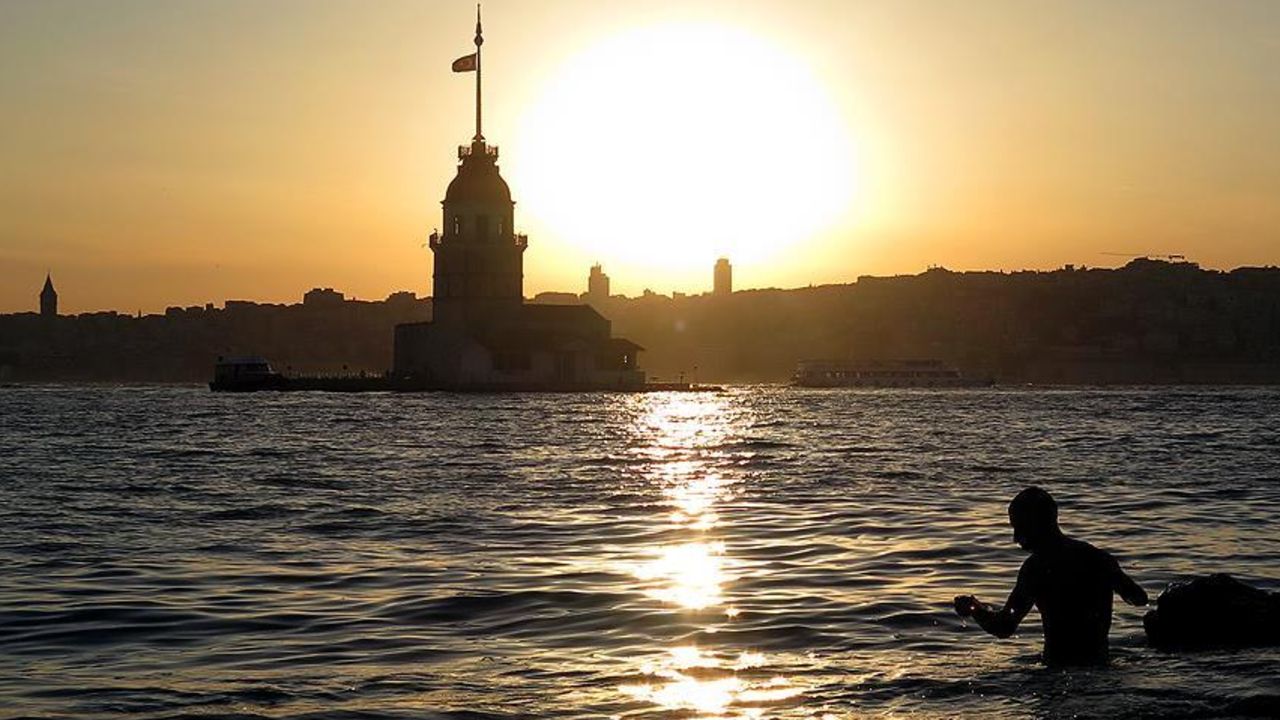İstanbullular çareyi sahil ve parklarda buldu İstanbullular çareyi sahil ve parklarda buldu