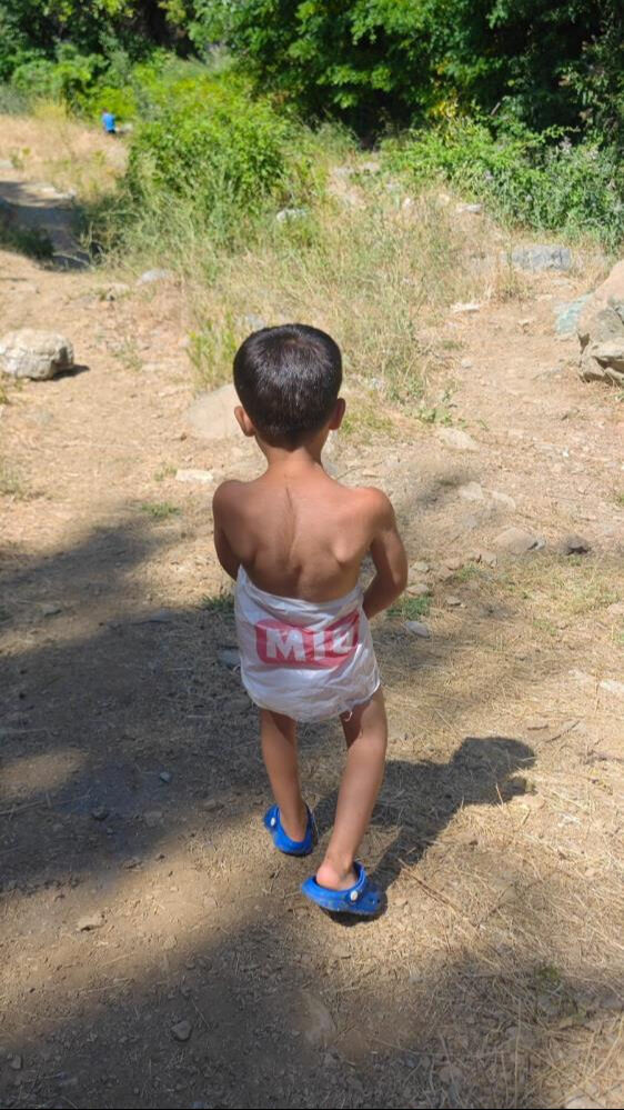 Mayosu olmayan çocuk suya poşetle girdi! Sosyal medyada gündem oldu - 1. Resim