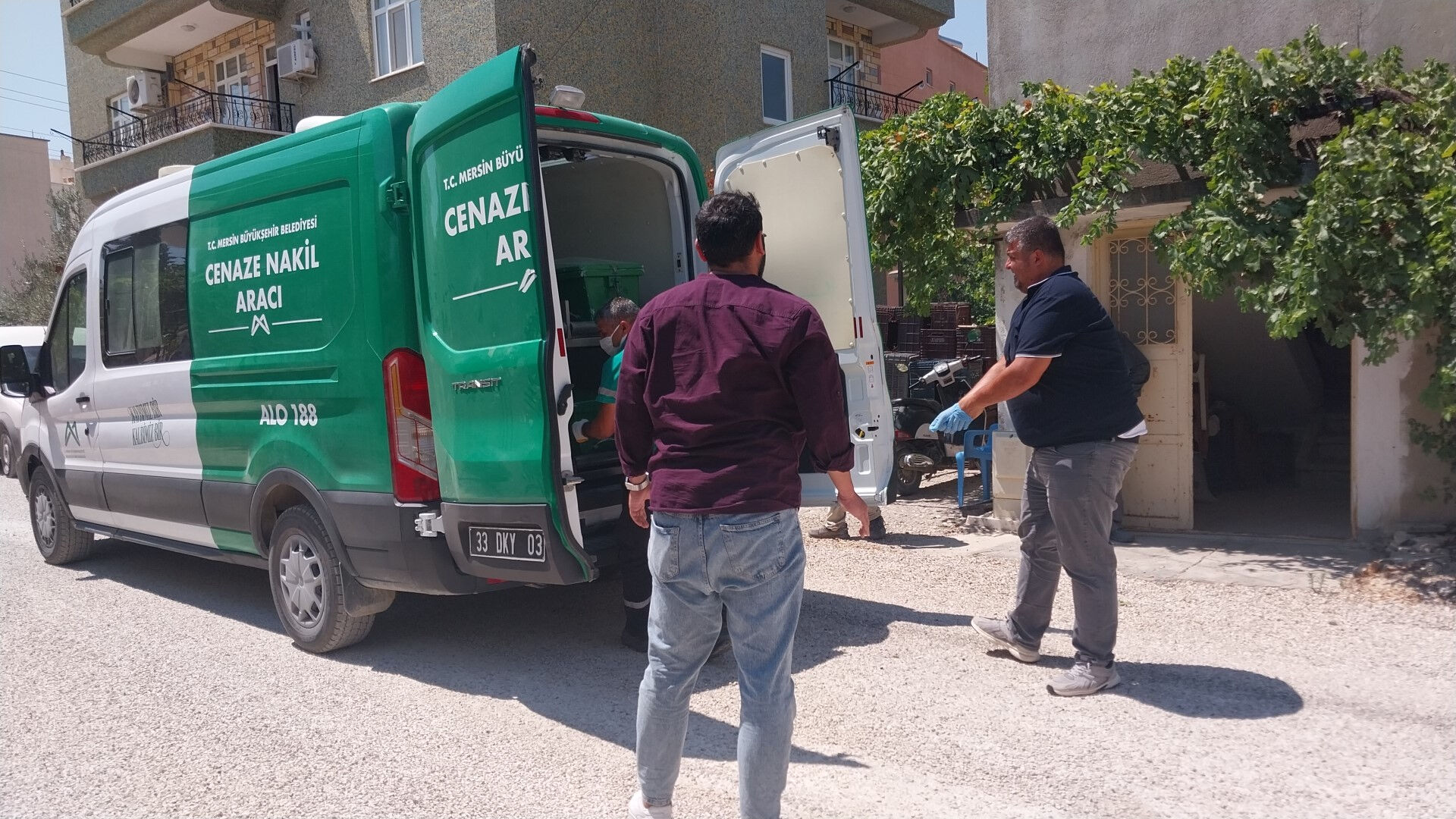 Mersin'de kan donduran cinayet: Annesini defalarca bıçaklayıp boğazını kesti Mersin'de kan donduran cinayet: Annesini defalarca bıçaklayıp boğazını kesti - 1. Resim