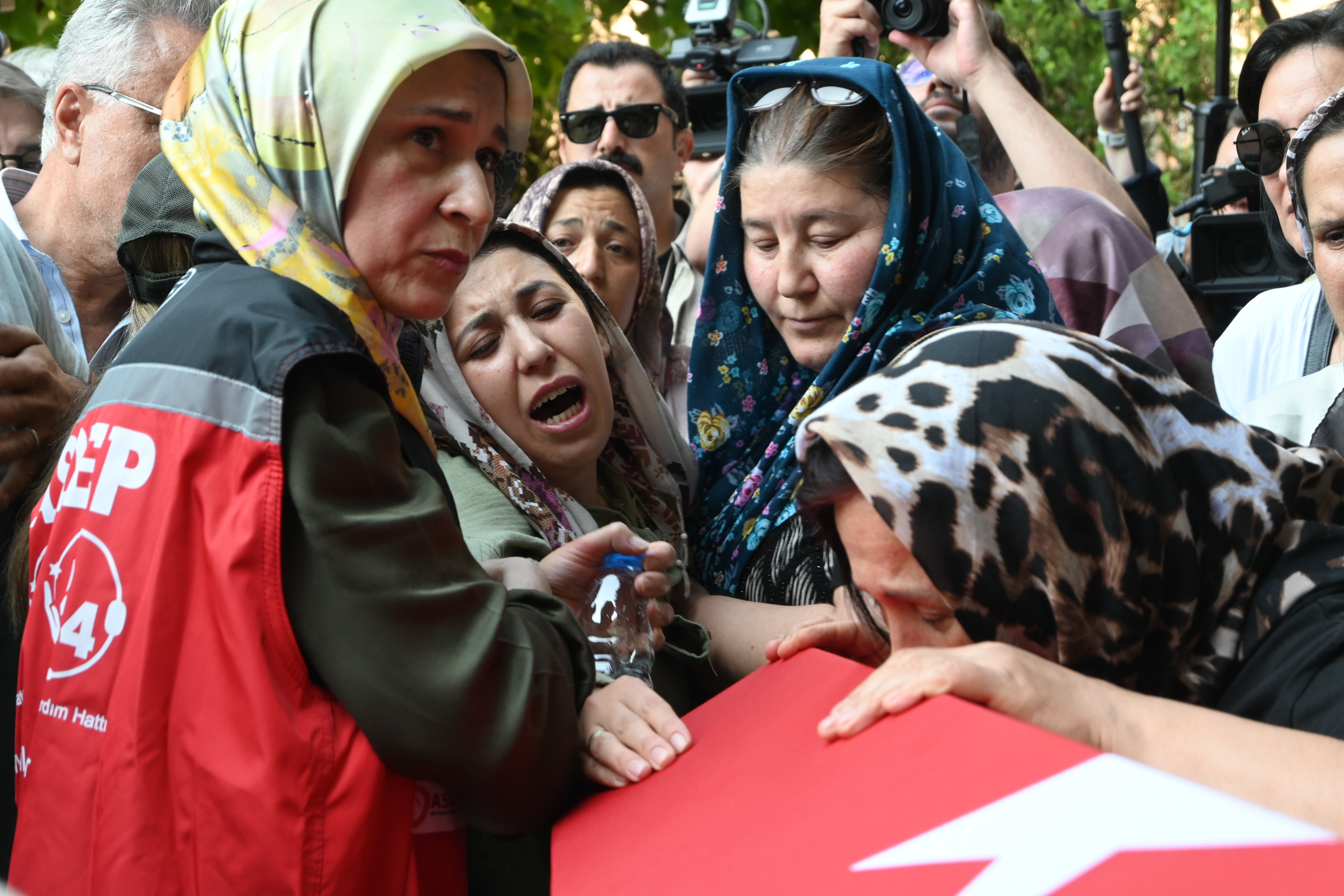 Orman yangını kahramanlarına son veda! Şehitler gözyaşlarıyla uğurlanıyor Orman yangını kahramanlarına son veda! Şehitler gözyaşlarıyla uğurlanıyor - 9. Resim