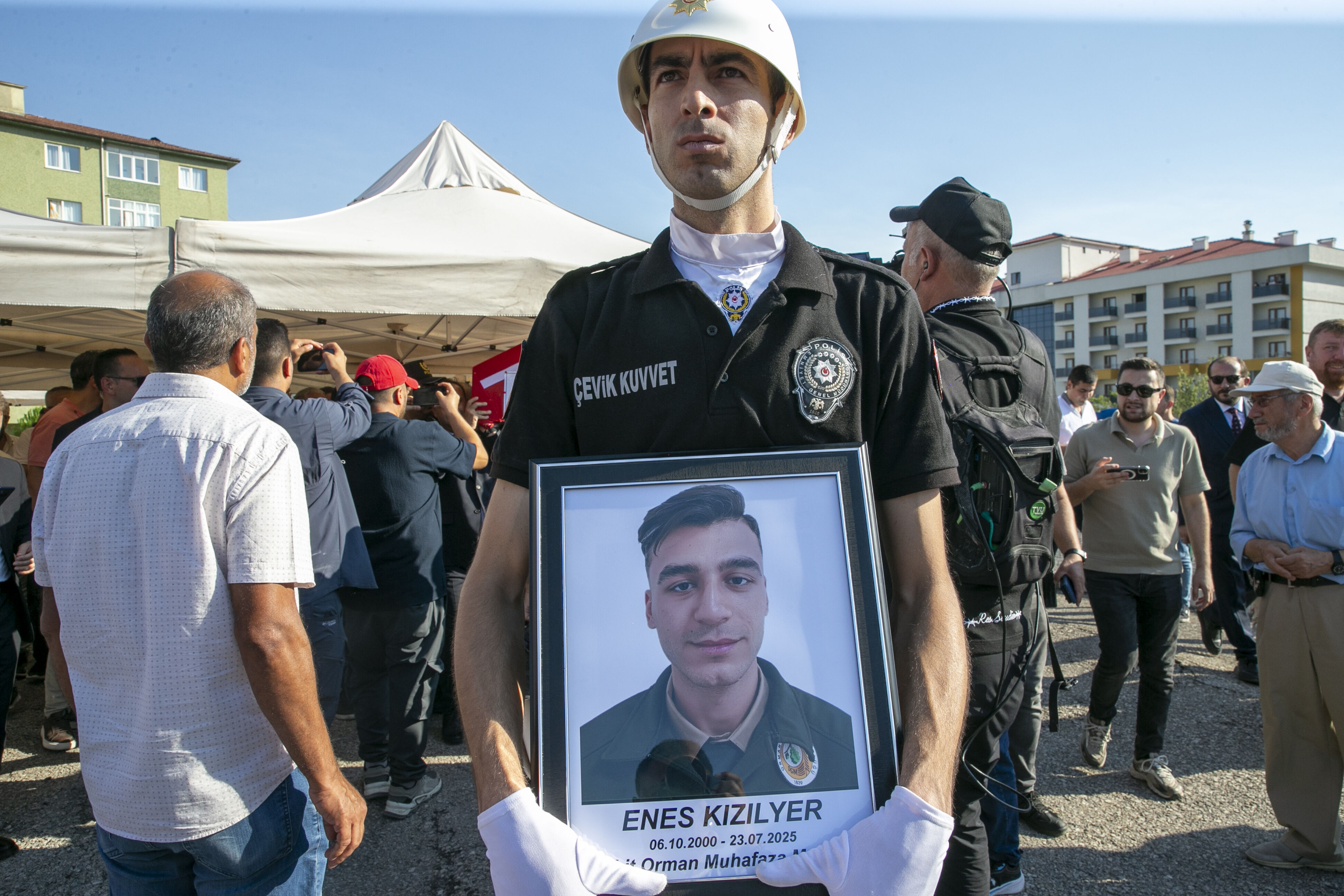 Orman yangını kahramanlarına son veda! Şehitler gözyaşlarıyla uğurlanıyor Orman yangını kahramanlarına son veda! Şehitler gözyaşlarıyla uğurlanıyor - 4. Resim