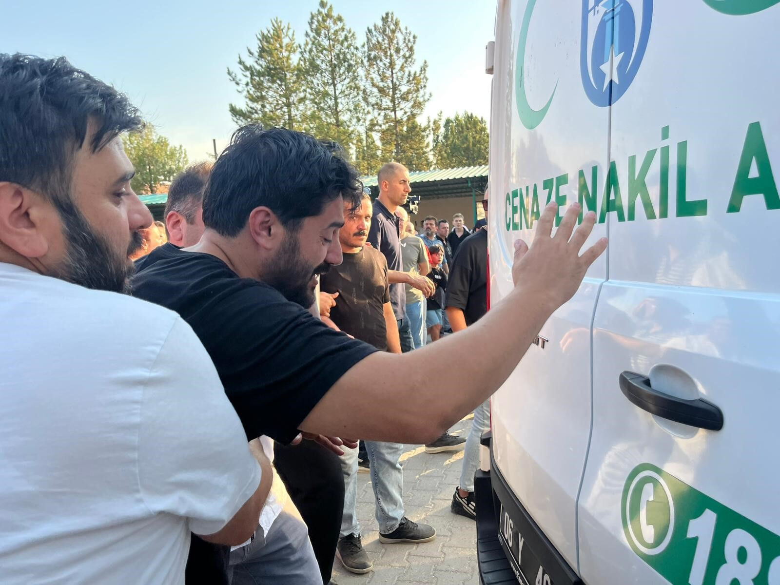 Orman yangını kahramanlarına son veda! Şehitler gözyaşlarıyla uğurlanıyor Orman yangını kahramanlarına son veda! Şehitler gözyaşlarıyla uğurlanıyor - 3. Resim