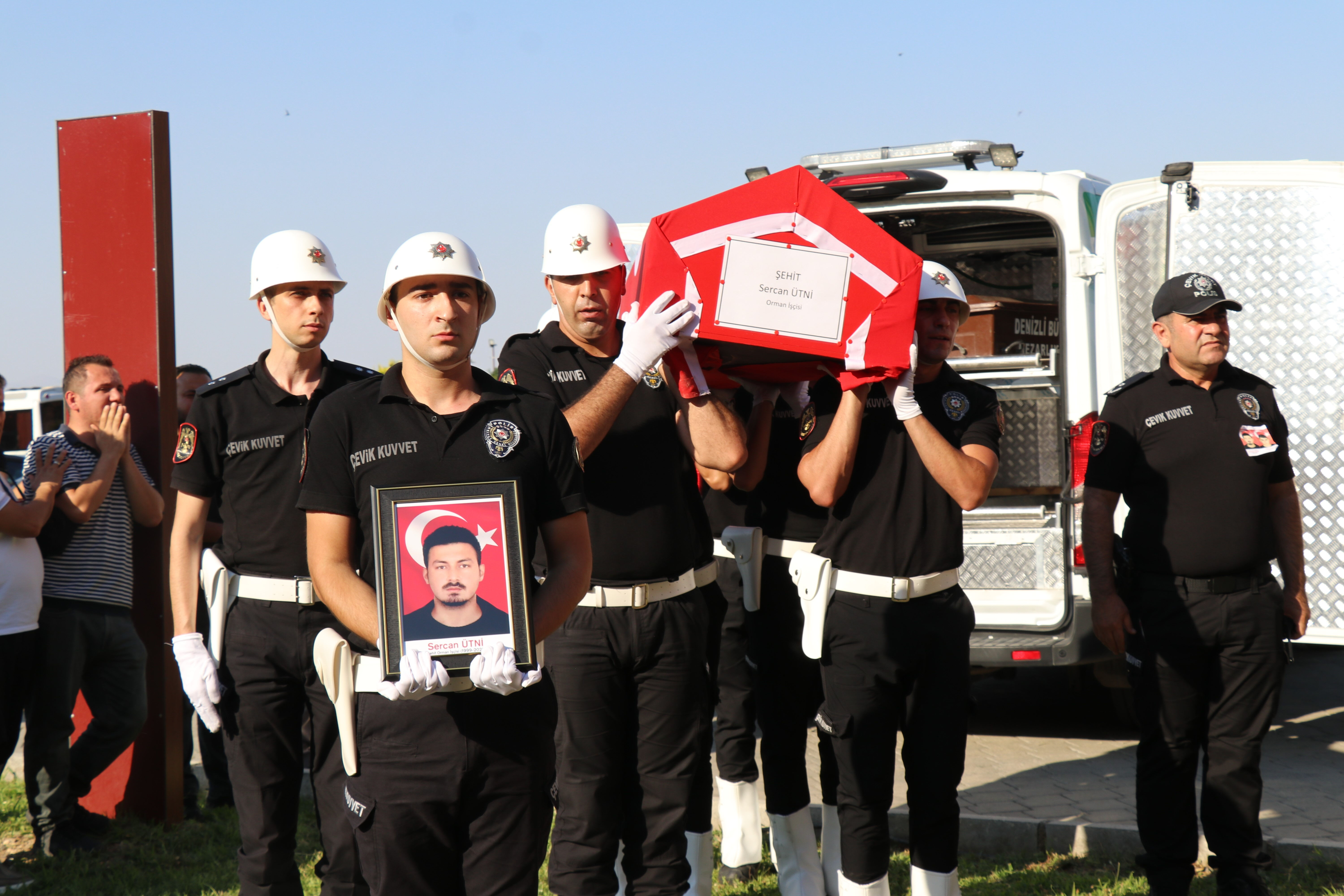 Orman yangını kahramanlarına son veda! Şehitler gözyaşlarıyla uğurlanıyor Orman yangını kahramanlarına son veda! Şehitler gözyaşlarıyla uğurlanıyor - 10. Resim