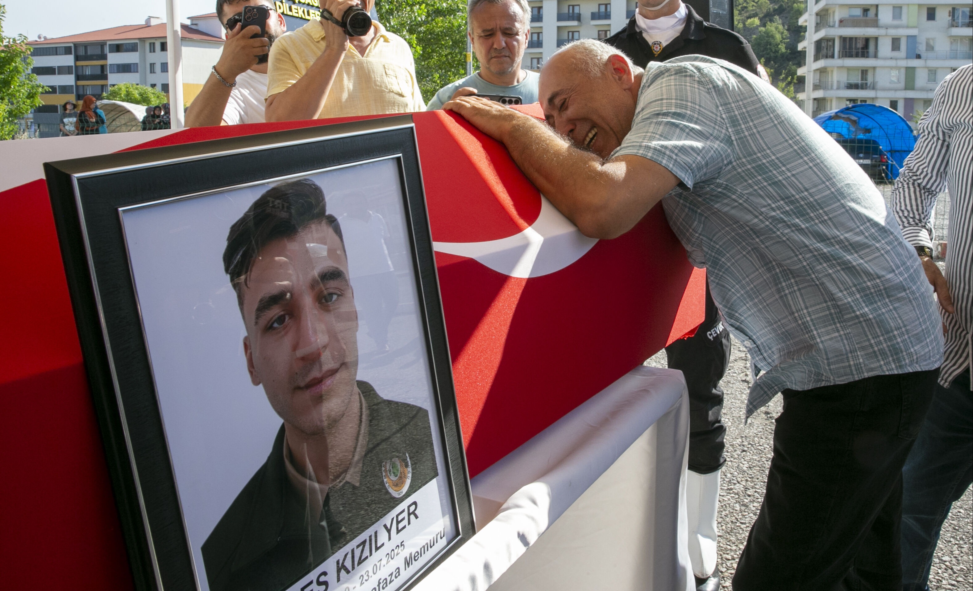 Orman yangını kahramanlarına son veda! Şehitler gözyaşlarıyla uğurlanıyor Orman yangını kahramanlarına son veda! Şehitler gözyaşlarıyla uğurlanıyor - 5. Resim