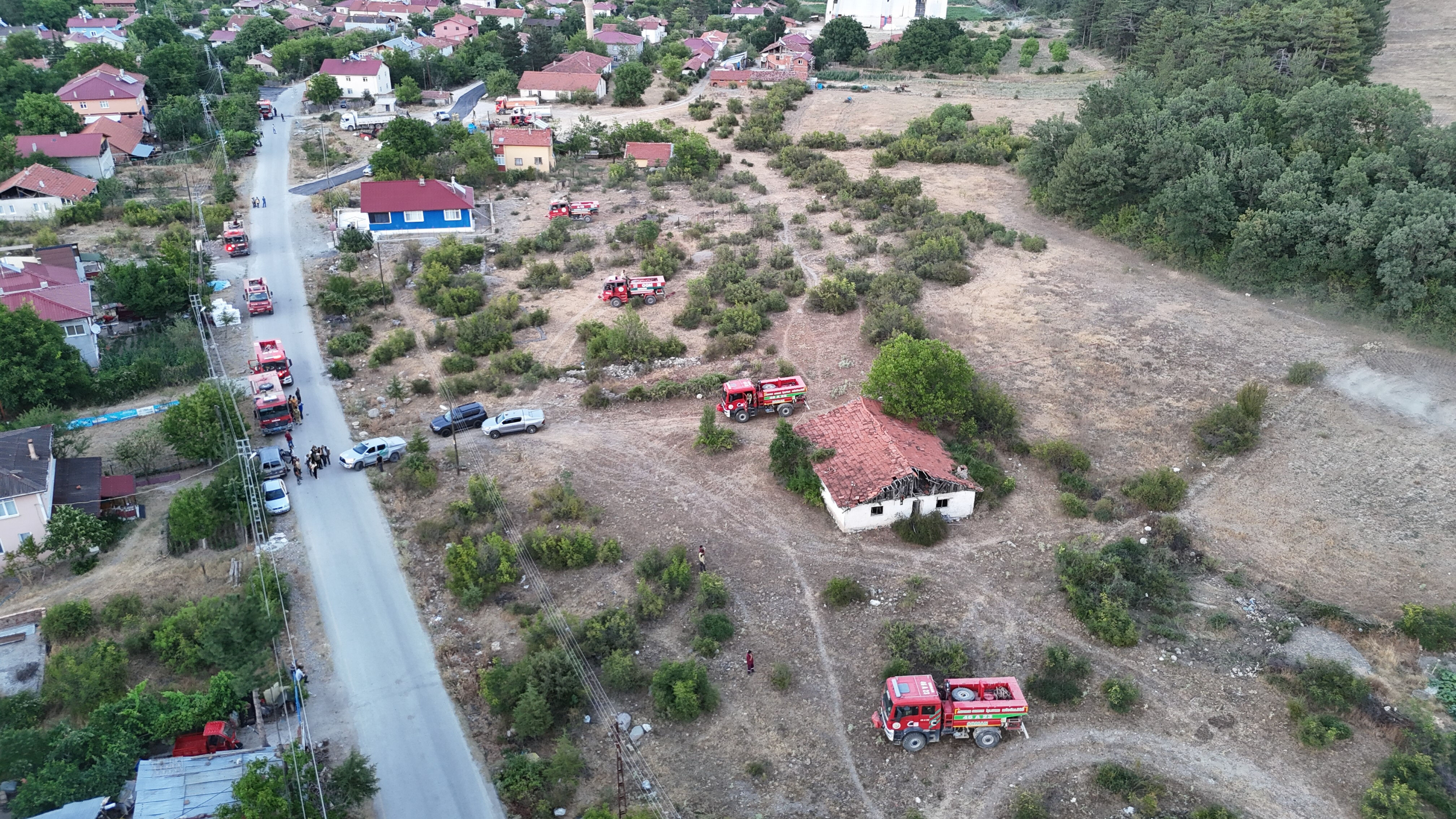 Söndürülen yangın yeniden alevlendi! 95 ev tahliye edildi Söndürülen yangın yeniden alevlendi! 95 ev tahliye edildi - 2. Resim