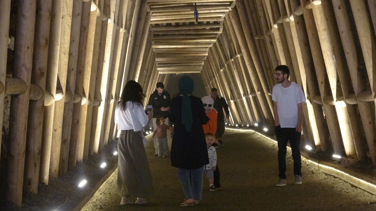 Termometreler 52 dereceyi gördü, vatandaş ne yapacağını şaşırdı! İşte Türkiye'den sıcak hava manzaraları Termometreler 52 dereceyi buldu, vatandaş ne yapacağını şaşırdı! İşte Türkiye'den sıcak hava manzaraları - 9. Resim