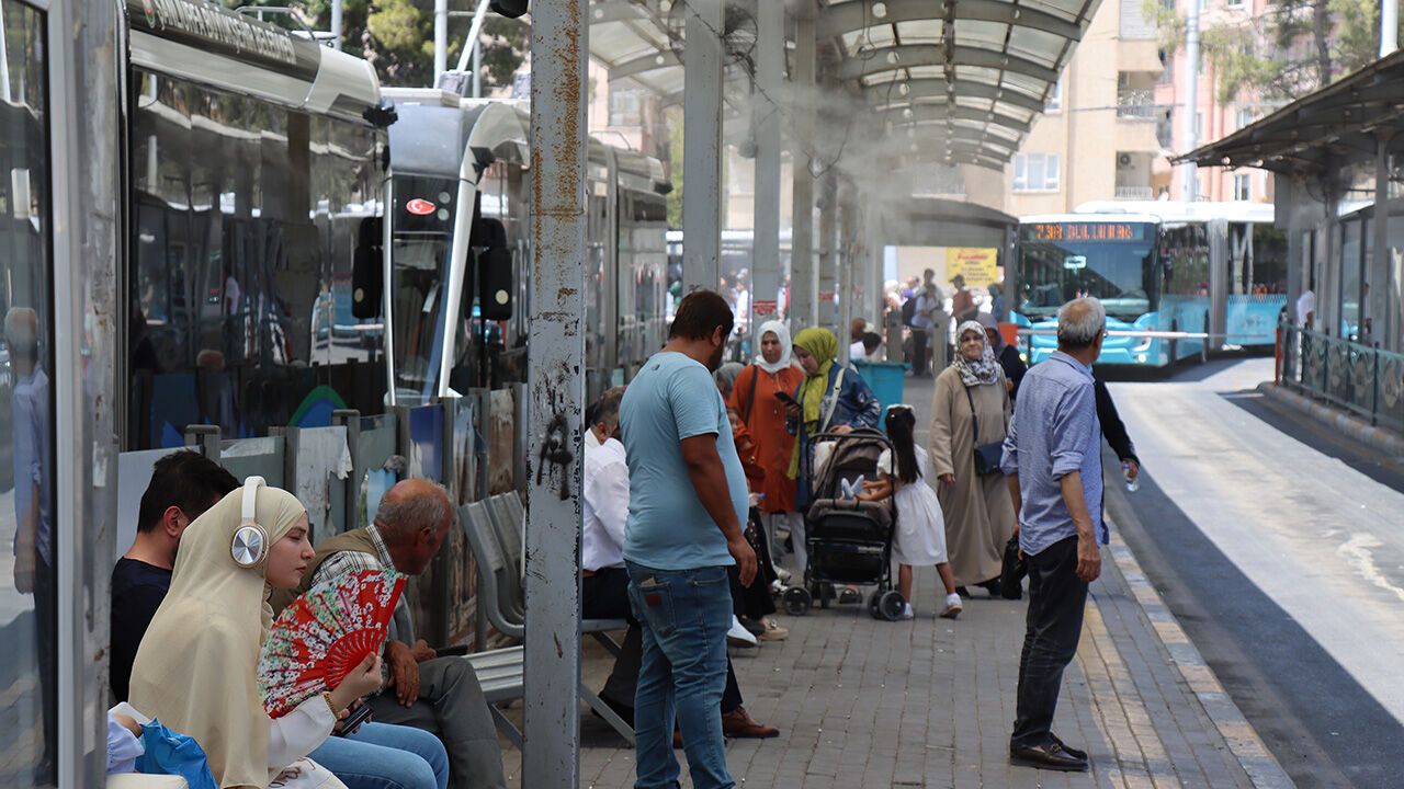 Termometreler 52 dereceyi gördü, vatandaş ne yapacağını şaşırdı! İşte Türkiye'den sıcak hava manzaraları Termometreler 52 dereceyi buldu, vatandaş ne yapacağını şaşırdı! İşte Türkiye'den sıcak hava manzaraları - 2. Resim